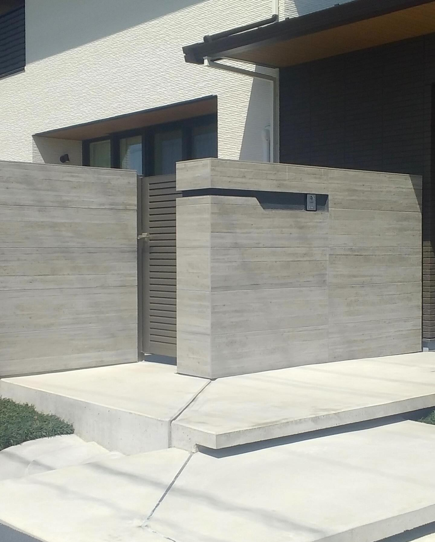 コンクリートのフロート階段。