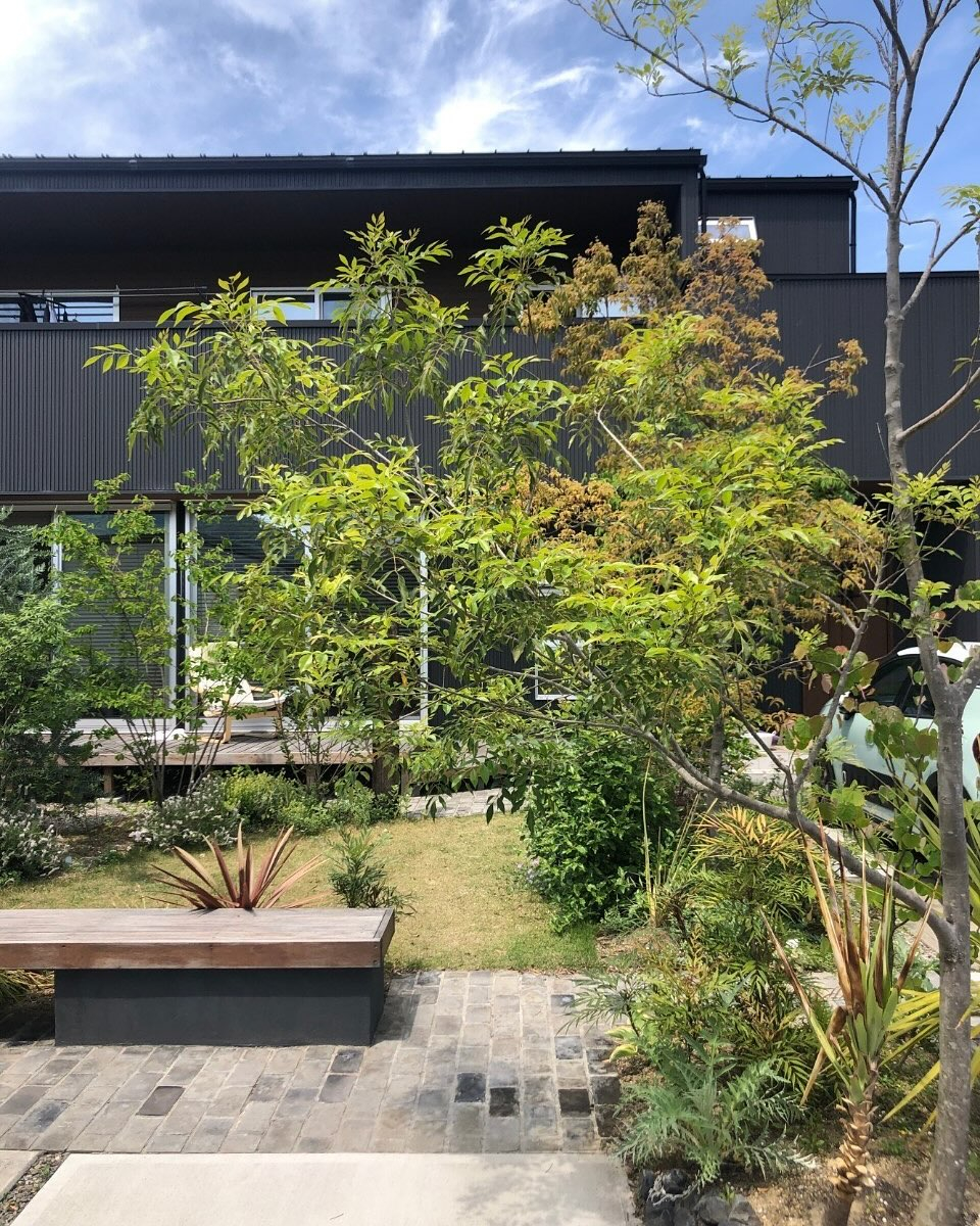 腰掛けのあるお庭。