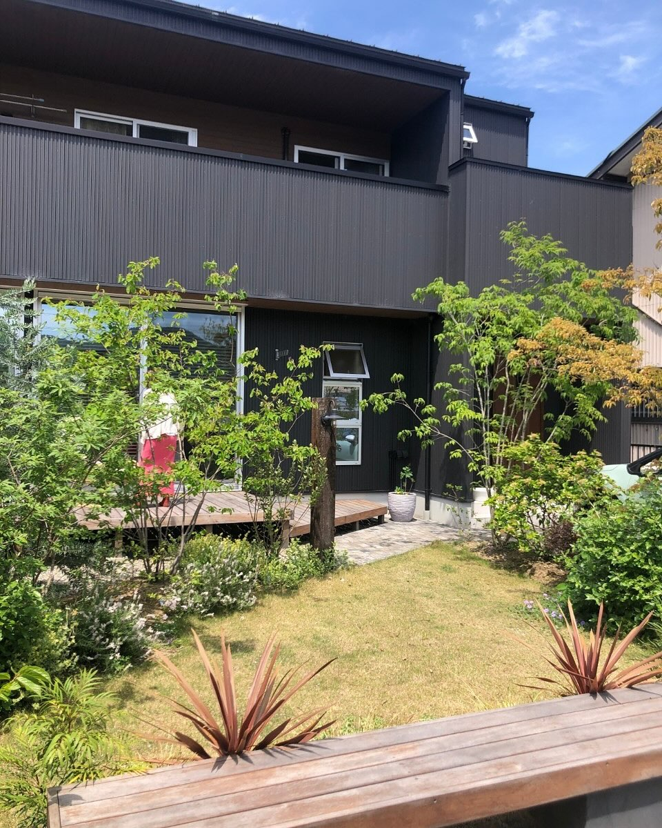 腰掛けのあるお庭。