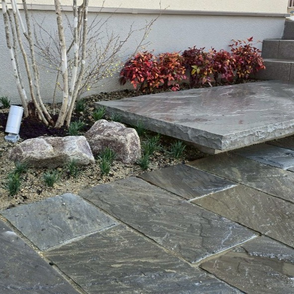 浮き階段があるデザインは、軽やかさと開放感をもたらし、見た目...