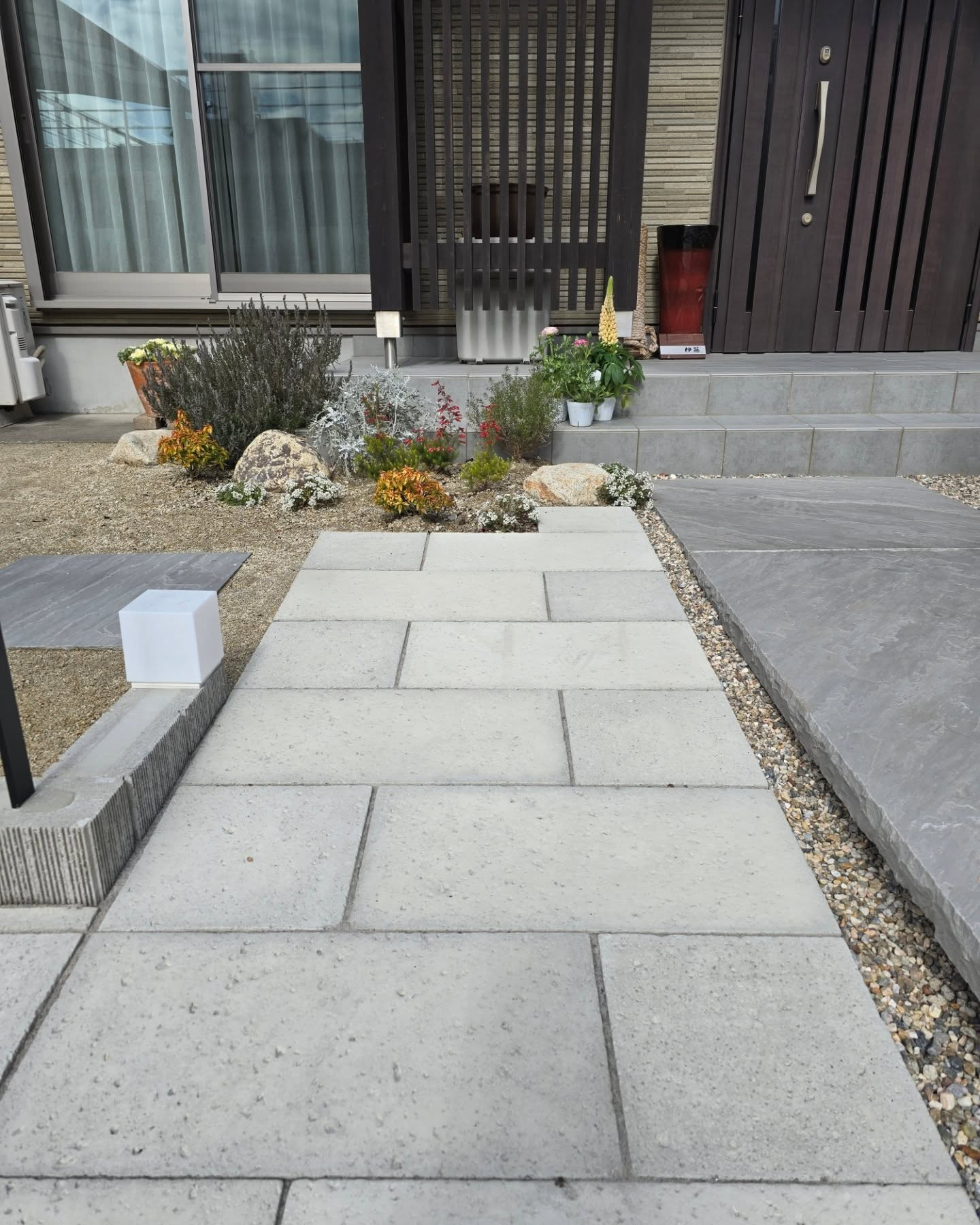 設計GLから水平に持ち出した浮き階段。