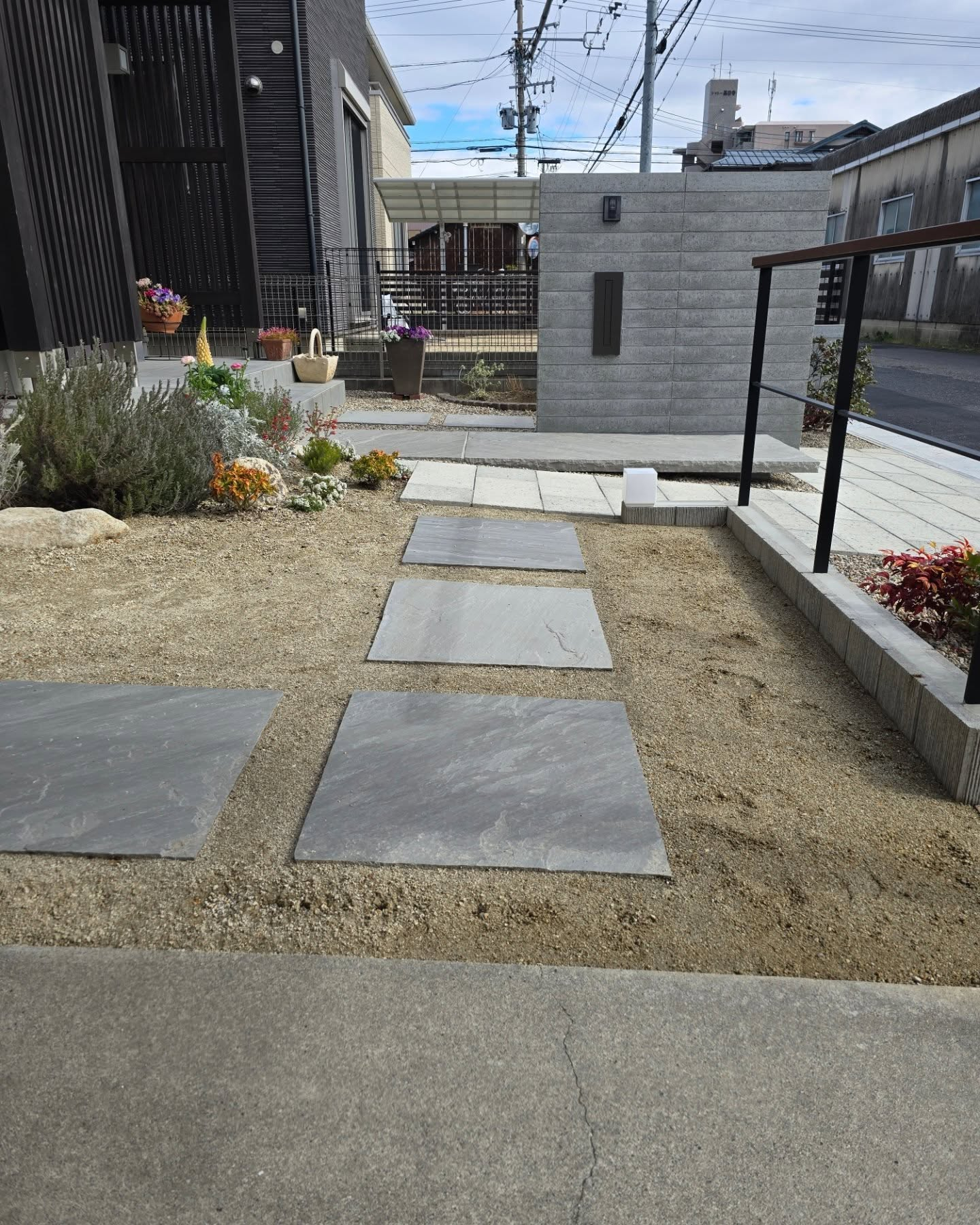 設計GLから水平に持ち出した浮き階段。