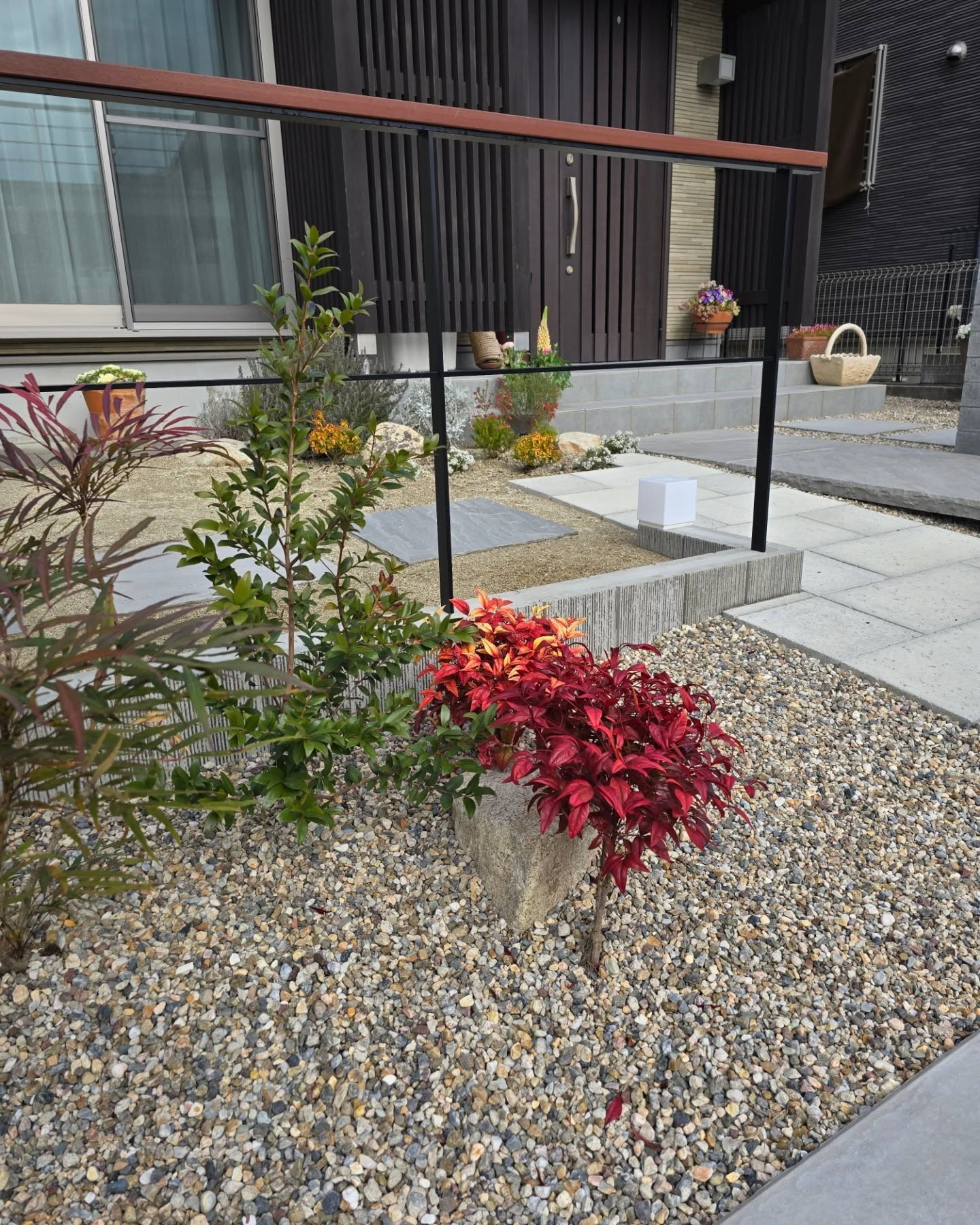 設計GLから水平に持ち出した浮き階段。