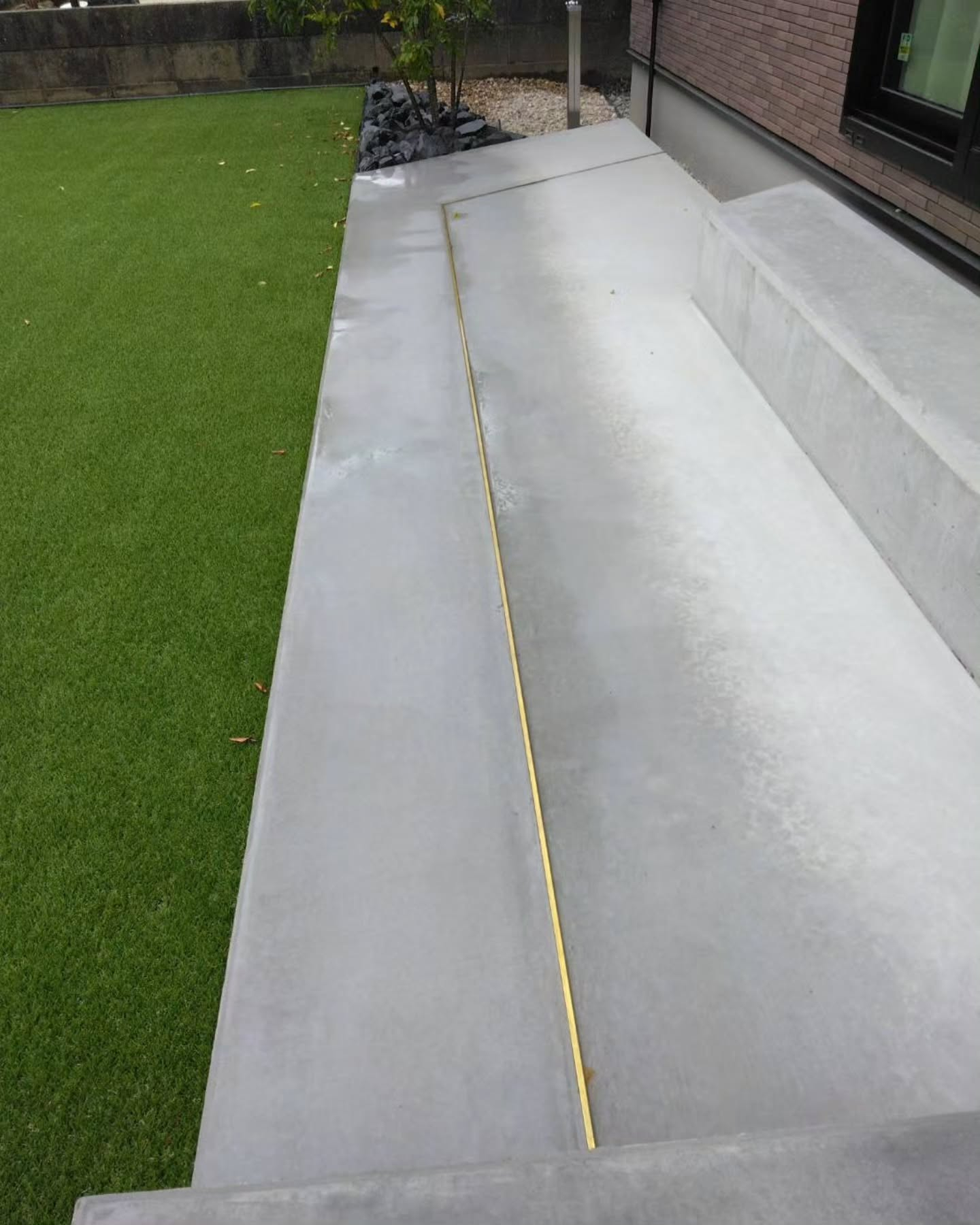 ジャラ材＋モルタル＋芝