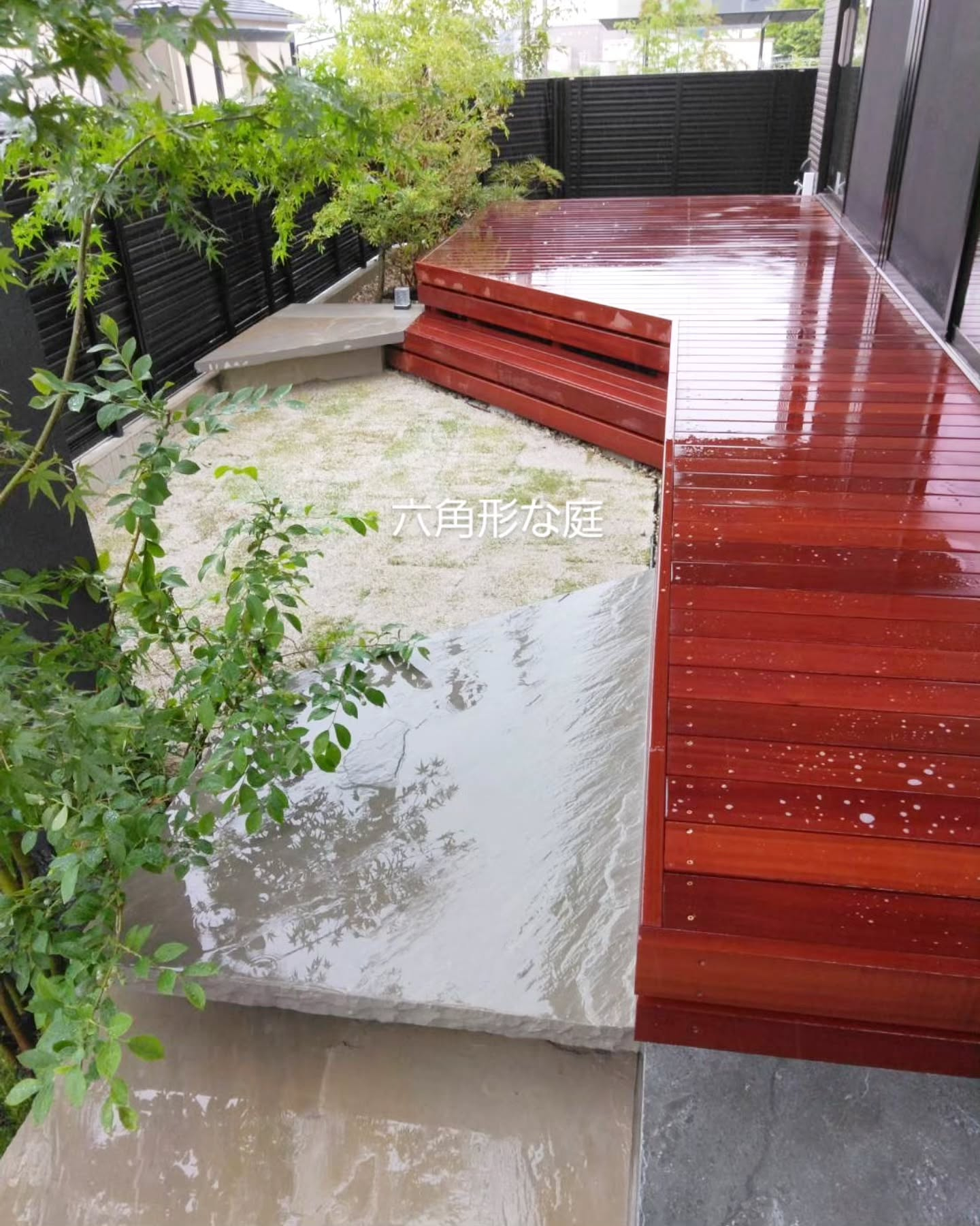 六角形の芝生スペースとウッドデッキ