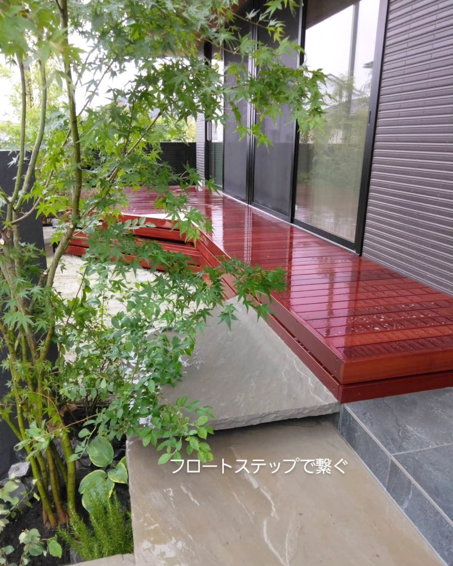 六角形の芝生スペースとウッドデッキ