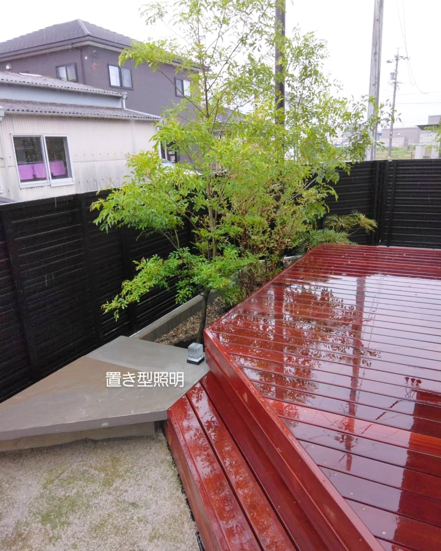 六角形の芝生スペースとウッドデッキ