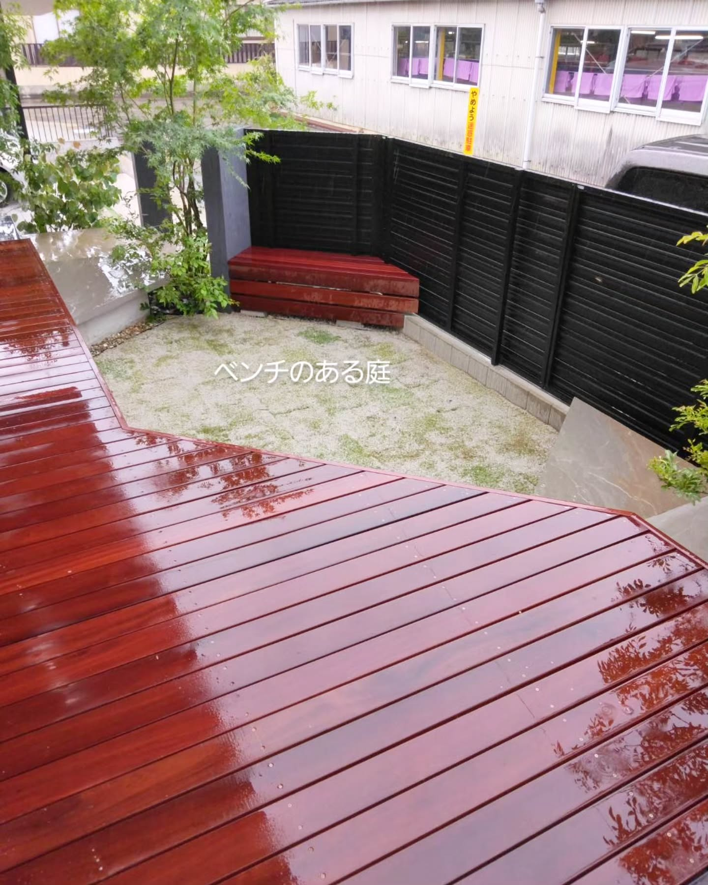 六角形の芝生スペースとウッドデッキ