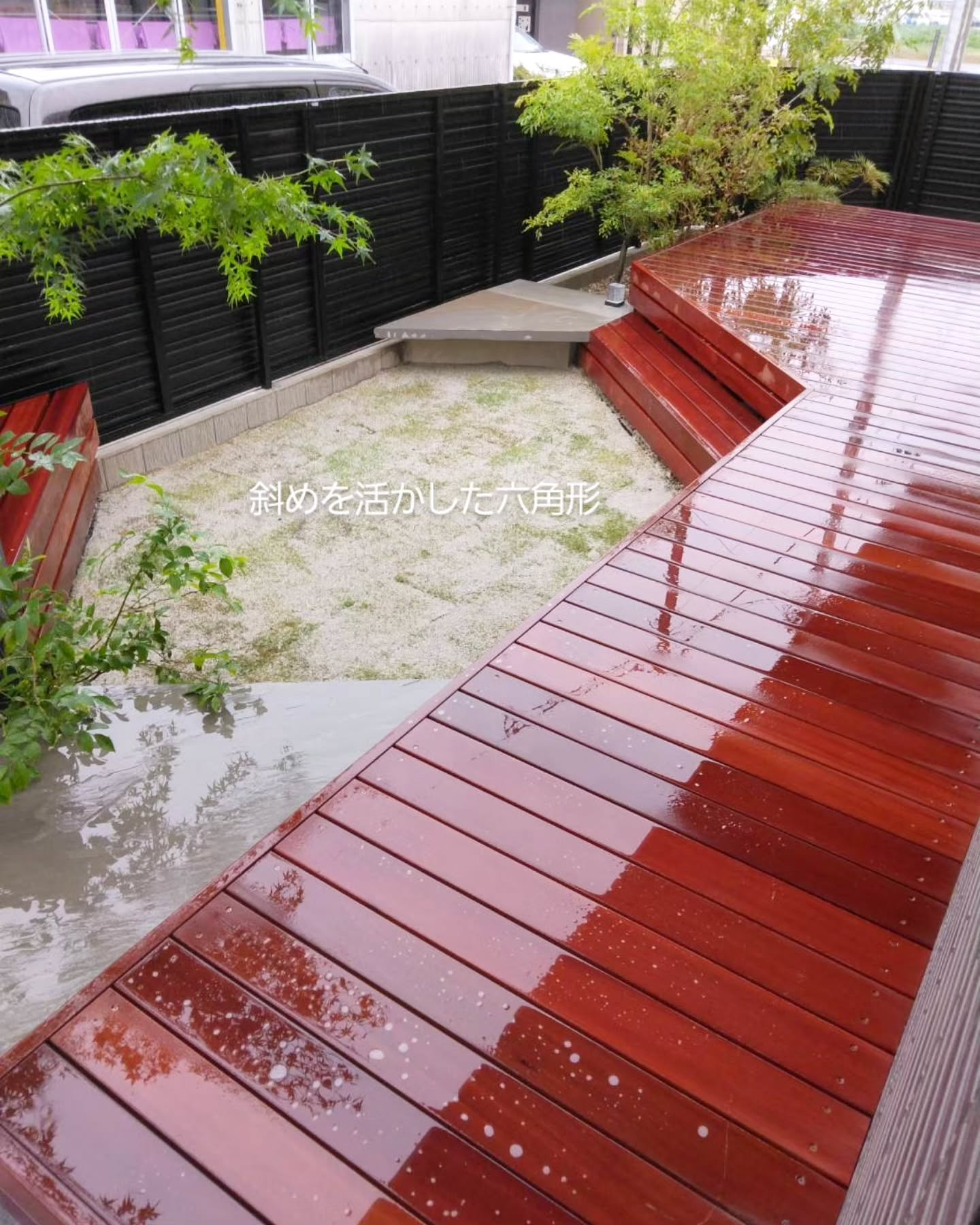 六角形の芝生スペースとウッドデッキ