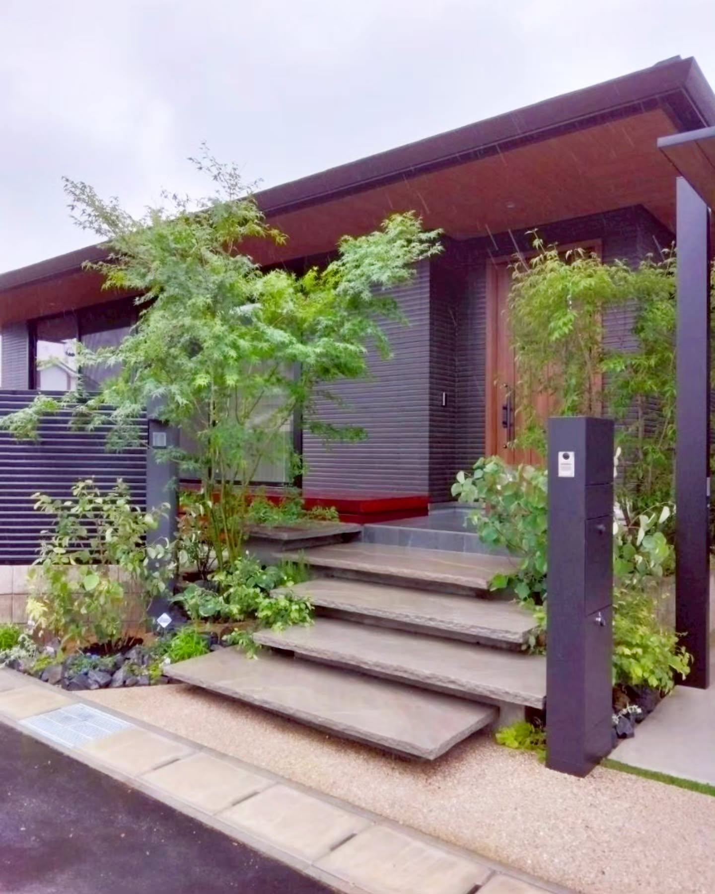 浮き階段のある家