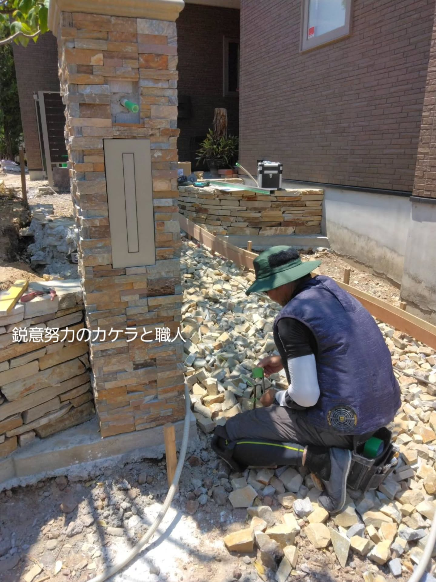 板状の石を積み重ねた石積み