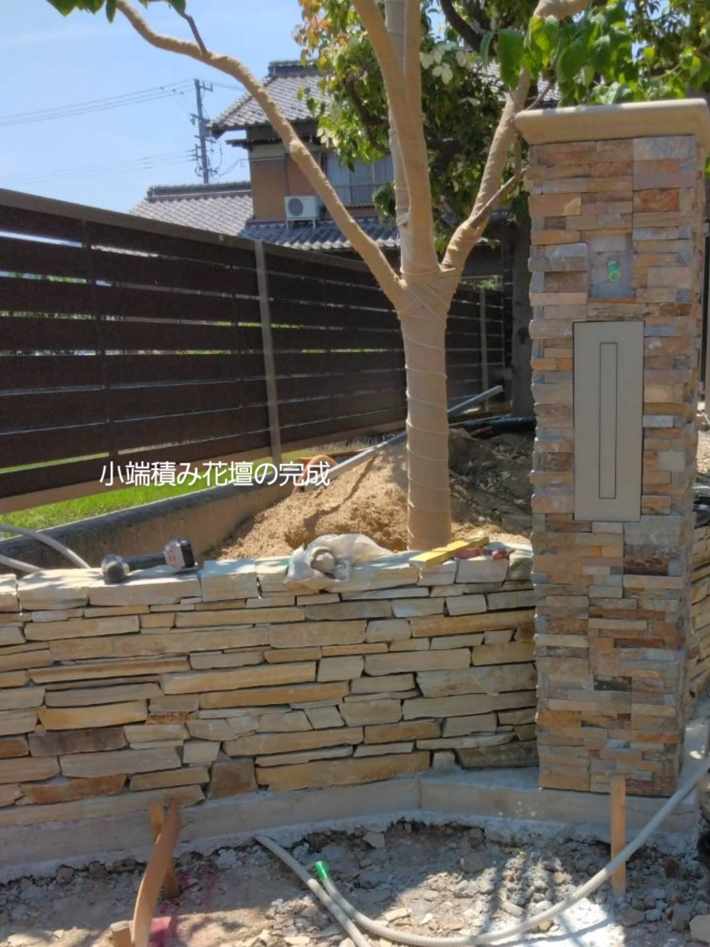 板状の石を積み重ねた石積み