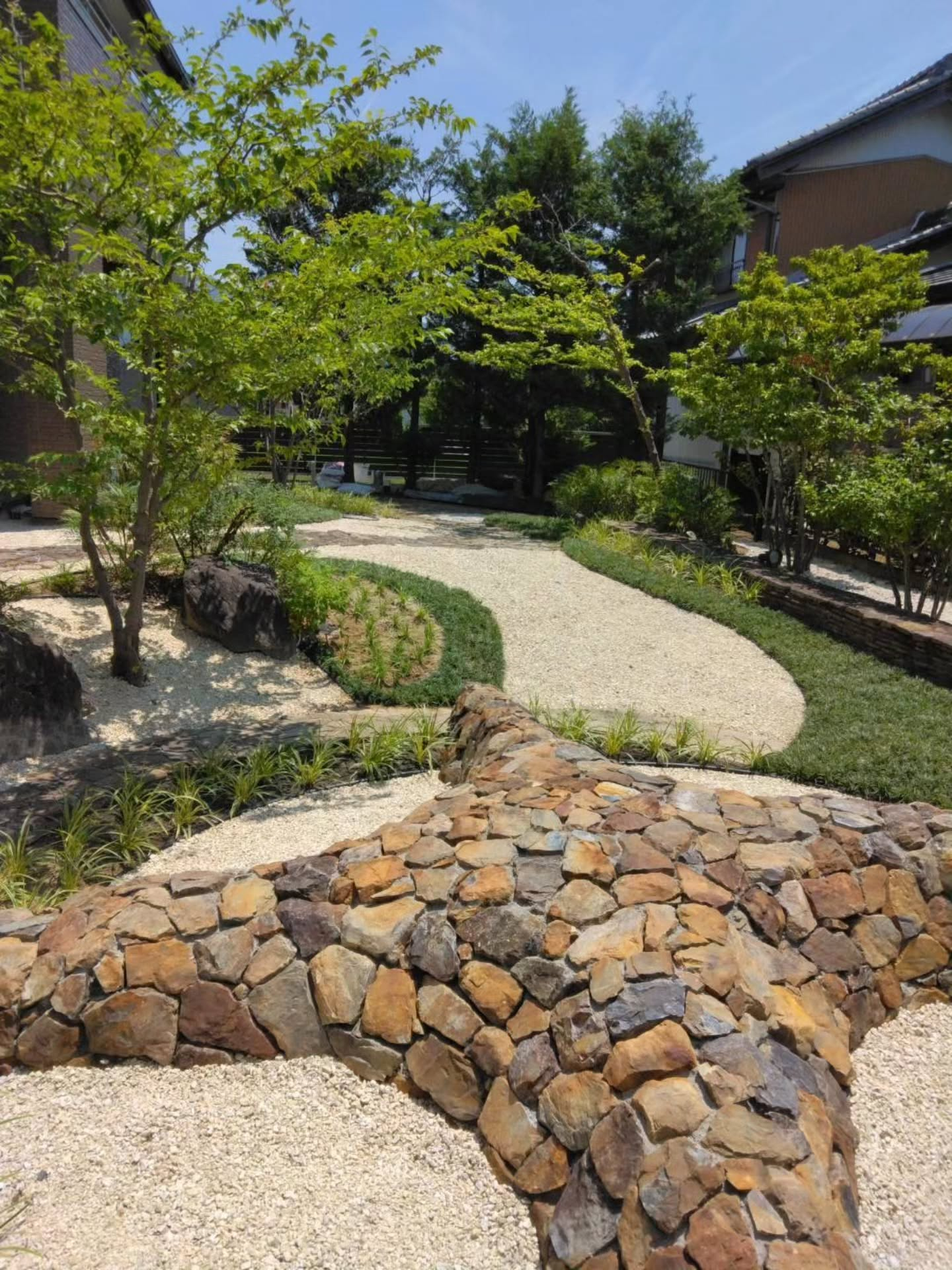 割り栗石の庭園。