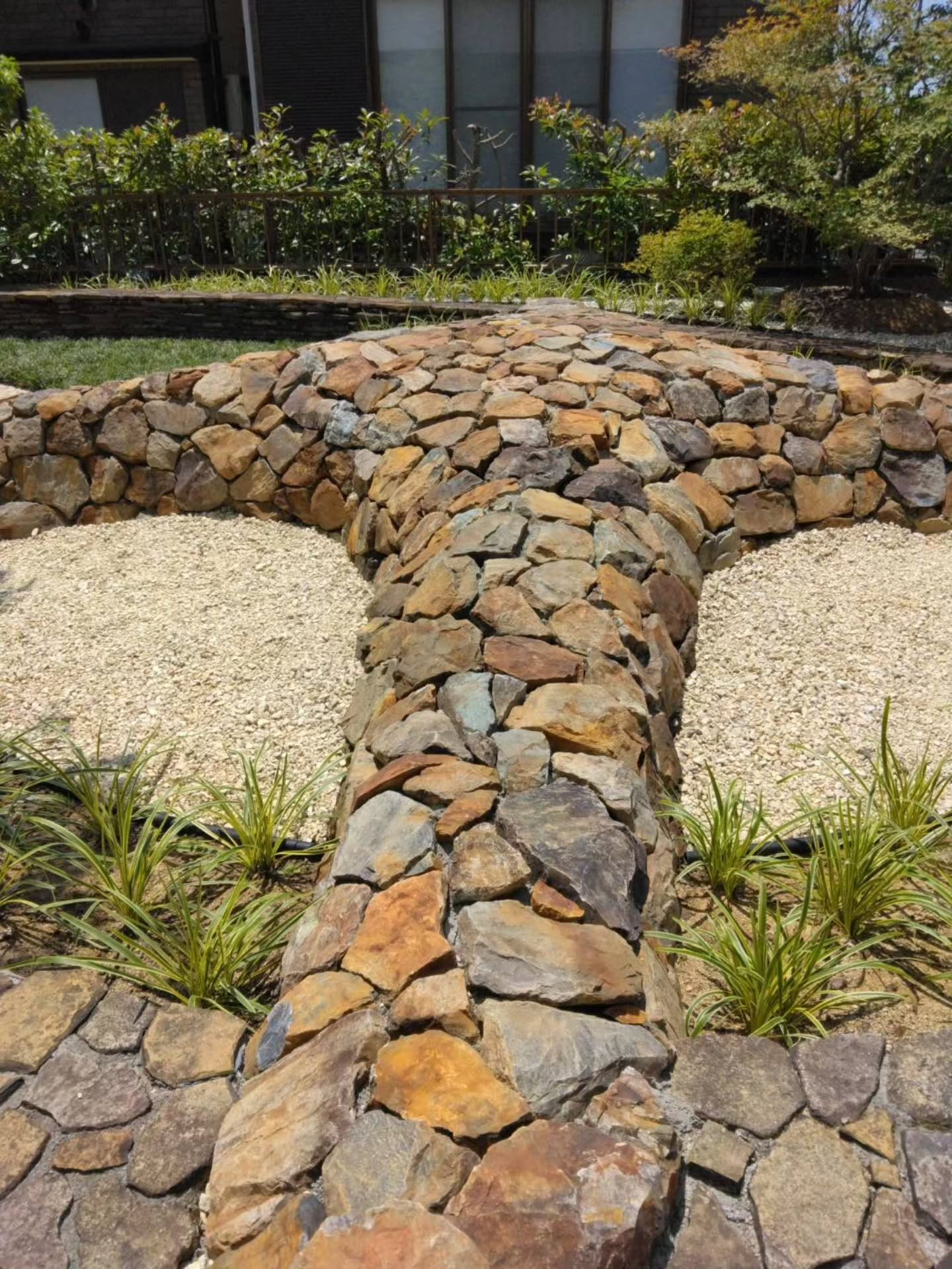 割り栗石の庭園。