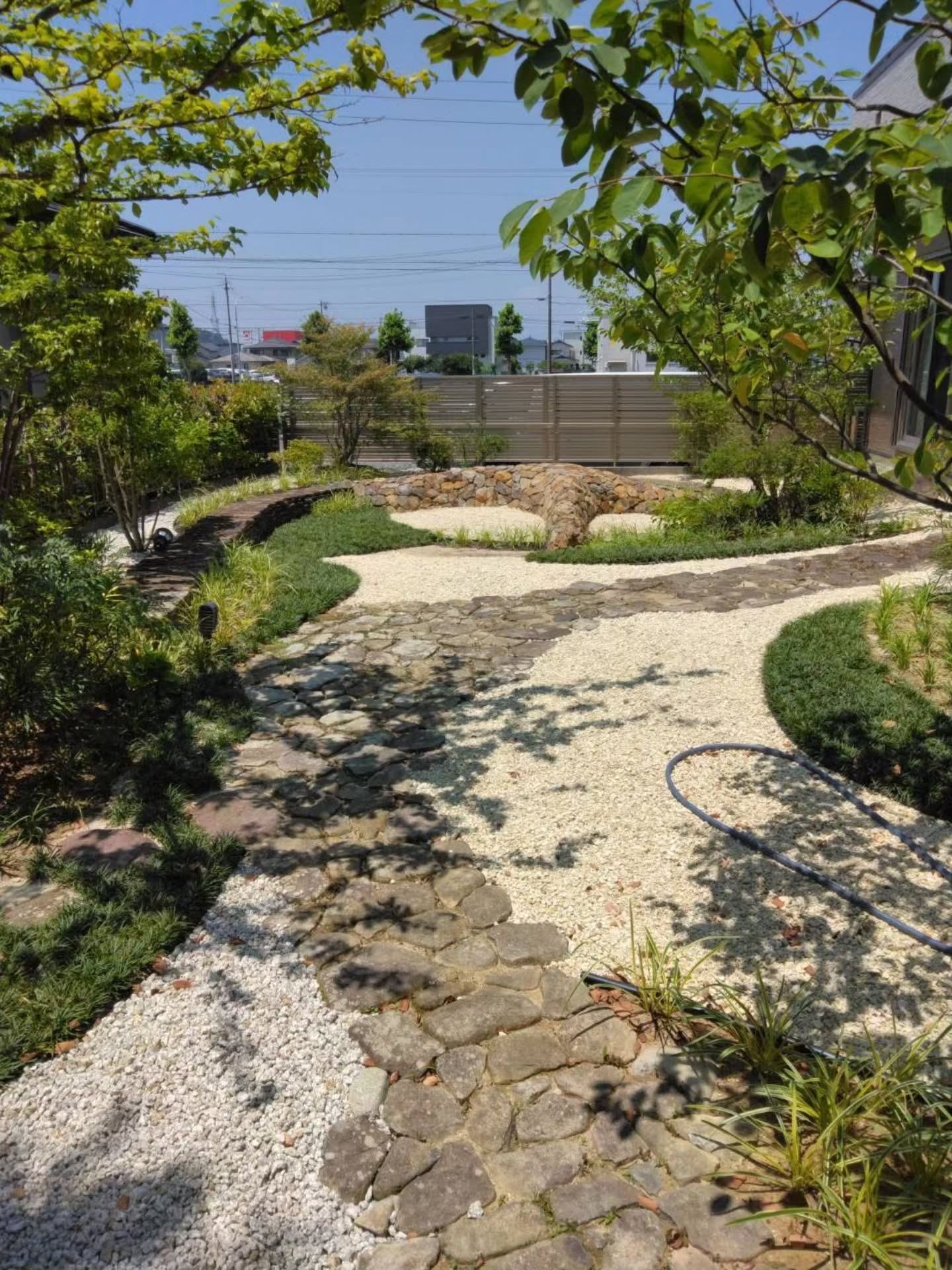 割り栗石の庭園。