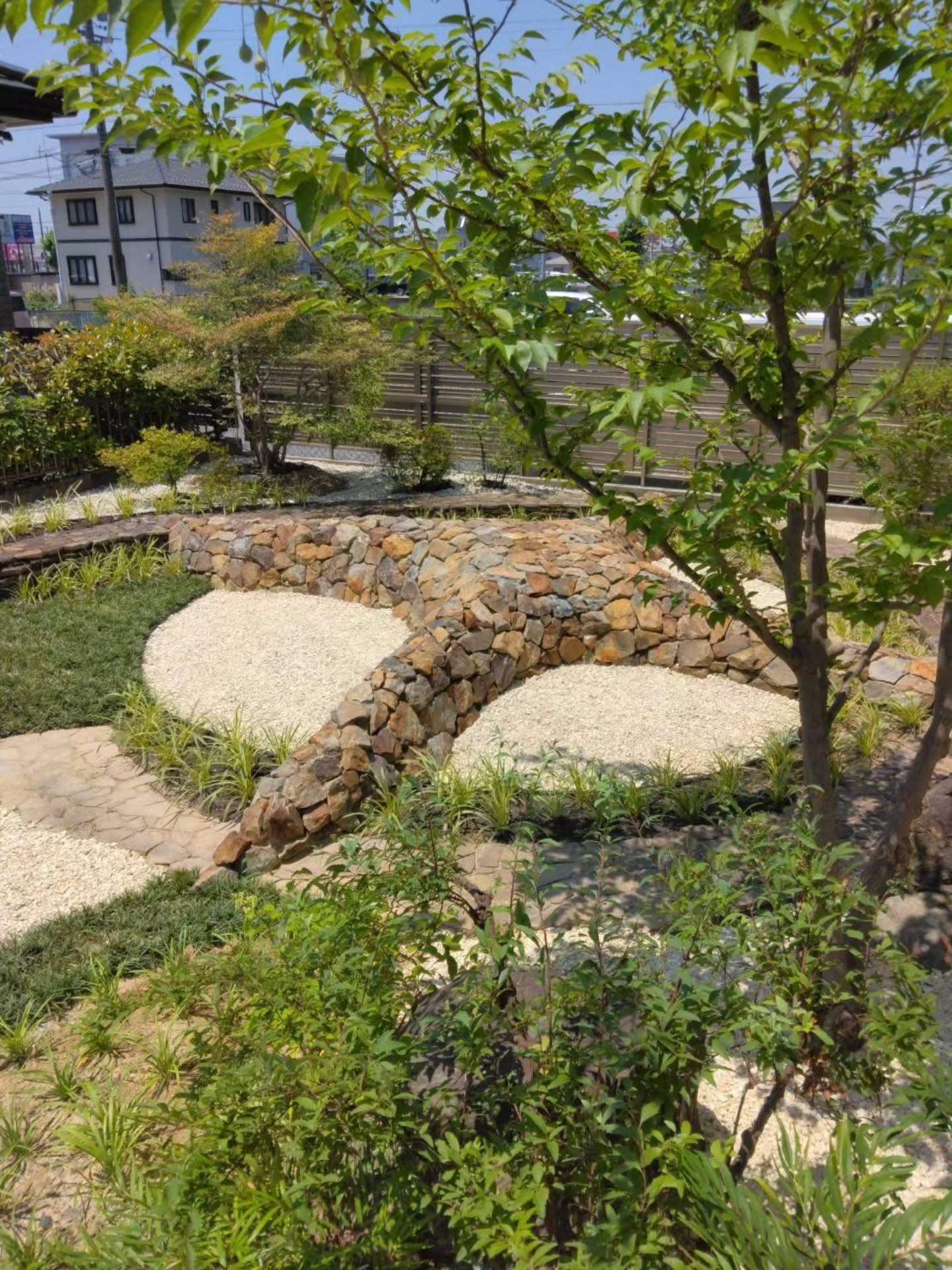 割り栗石の庭園。