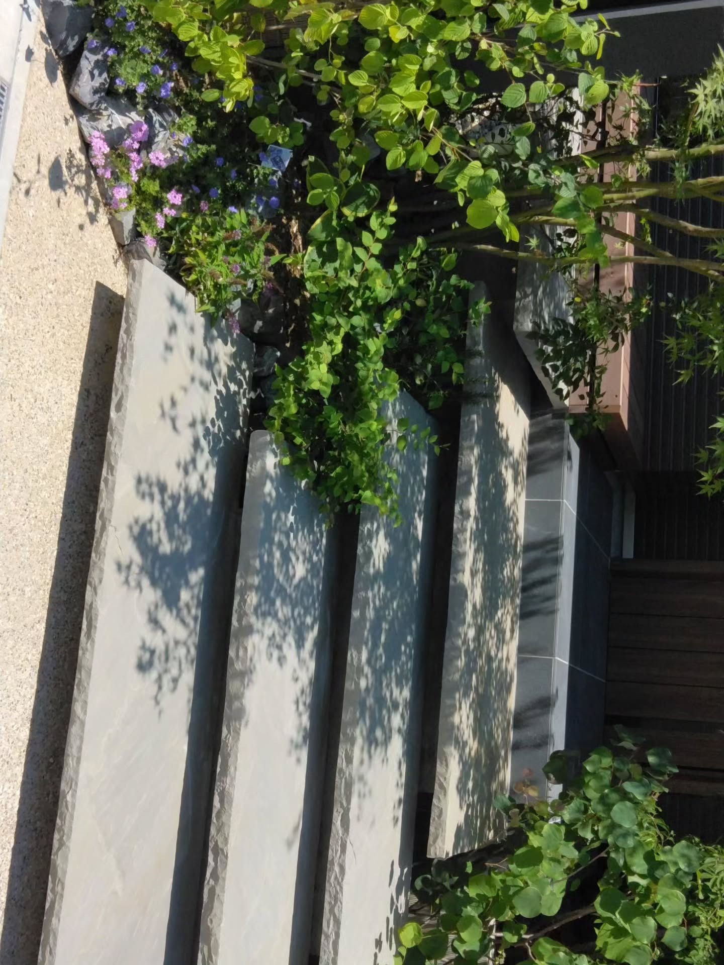 迫力とリズムのある大判石材