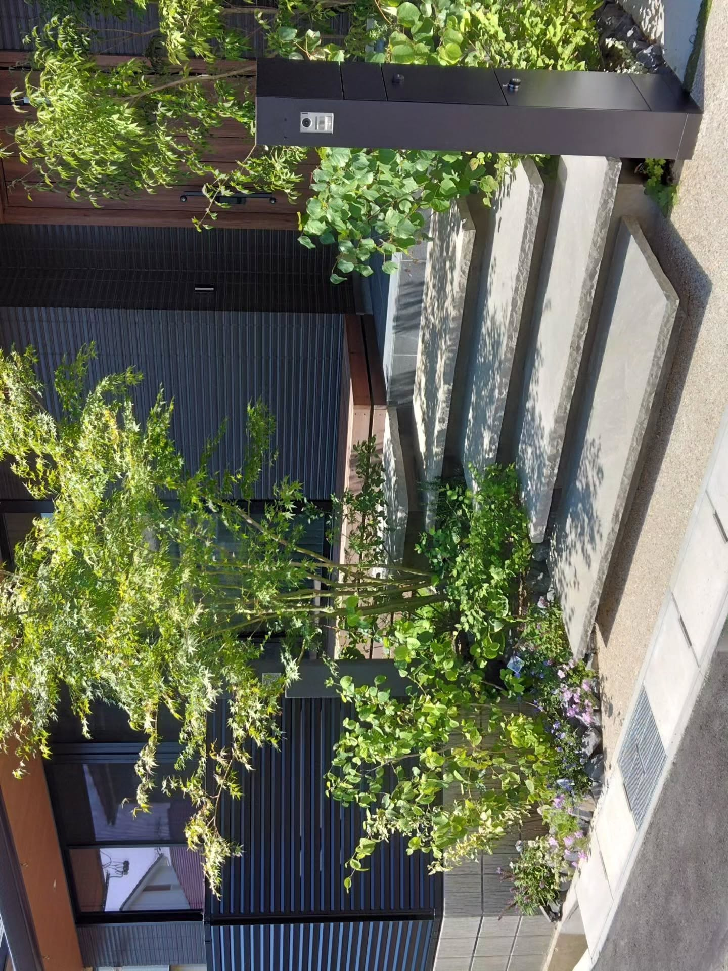 迫力とリズムのある大判石材