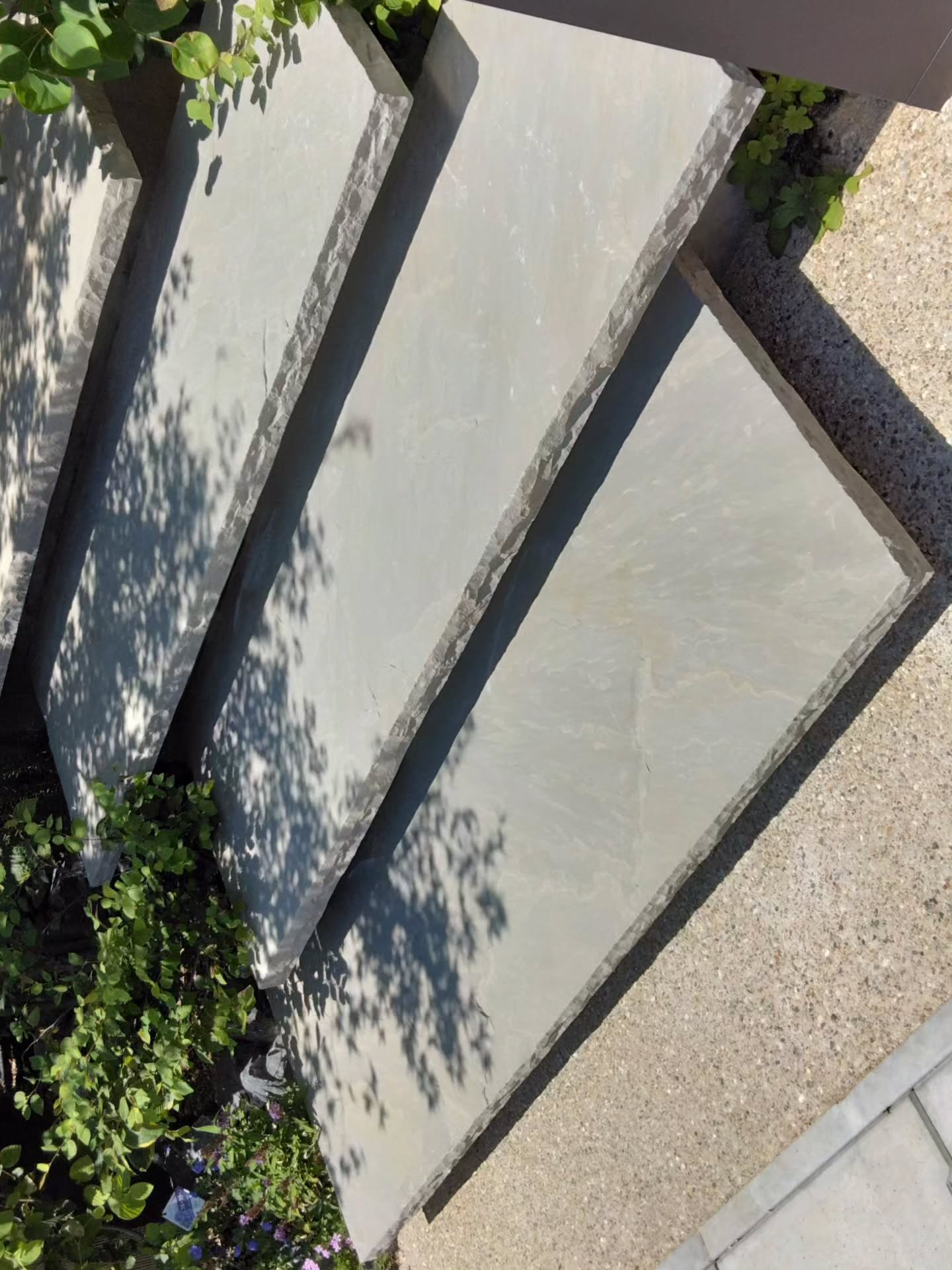 迫力とリズムのある大判石材