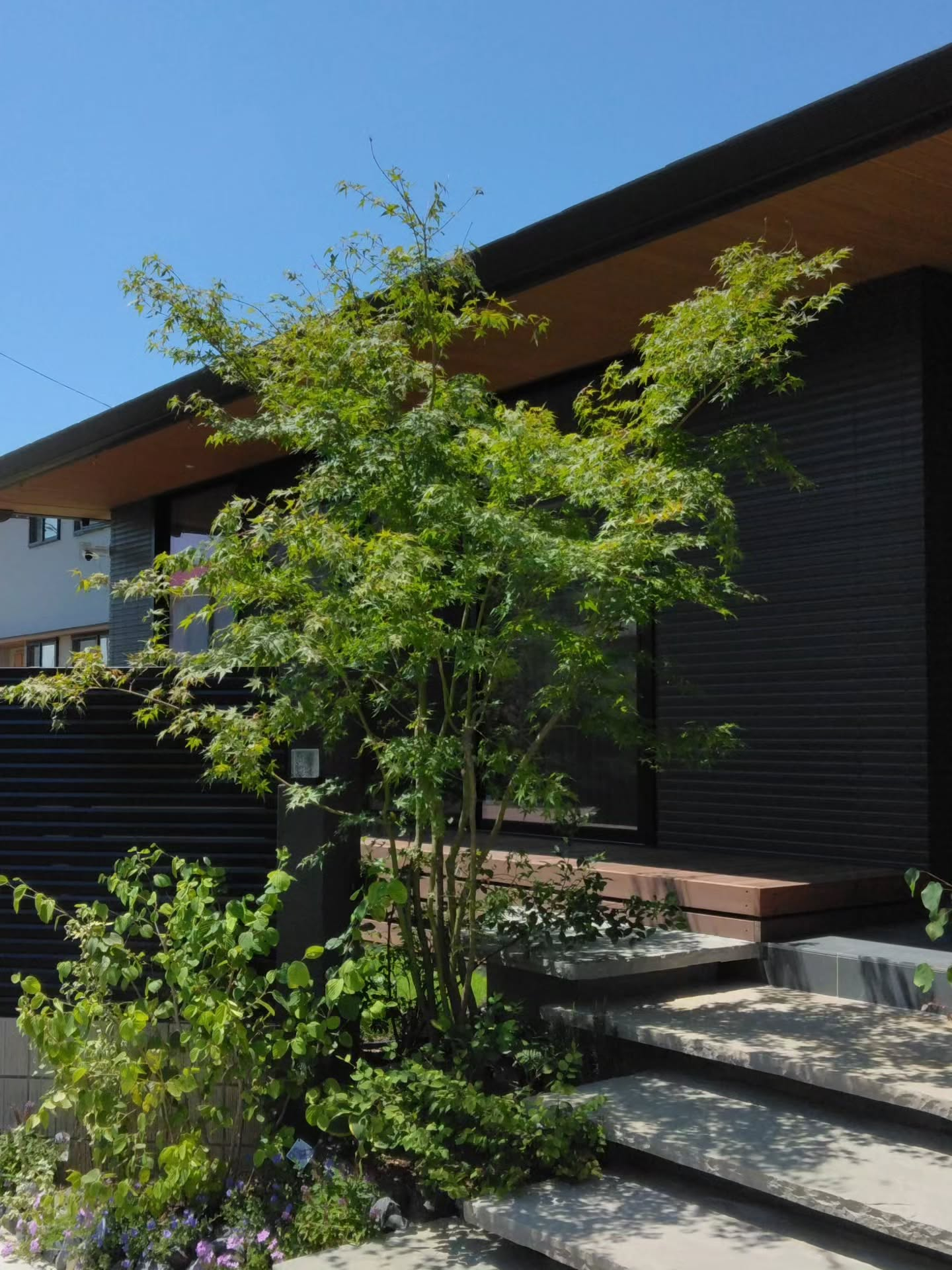 迫力とリズムのある大判石材