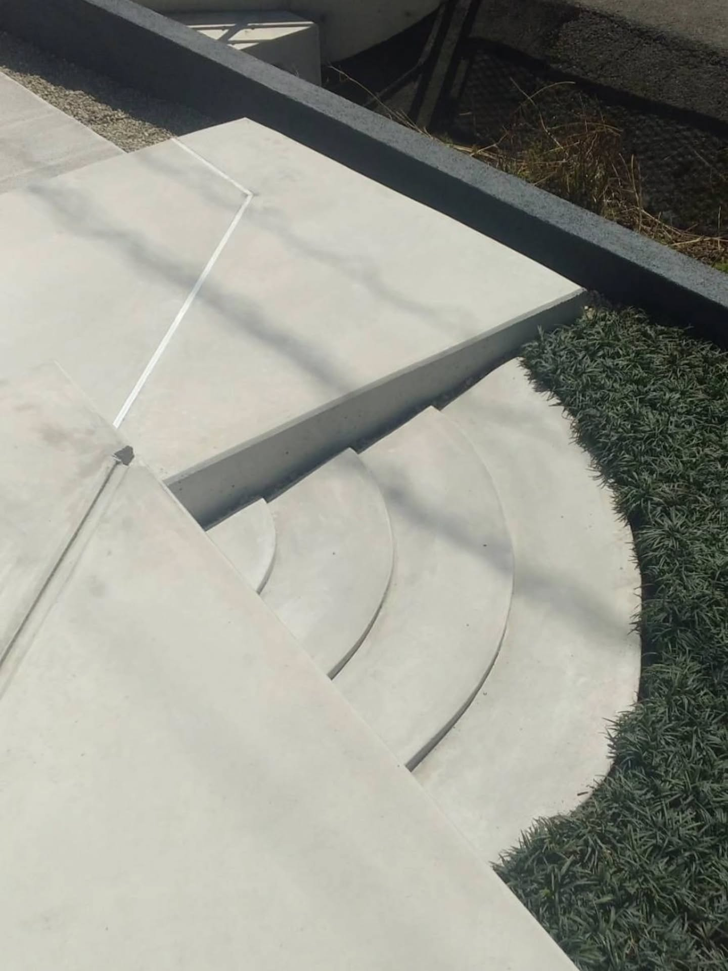 堅牢で高級感を出しすぎない、