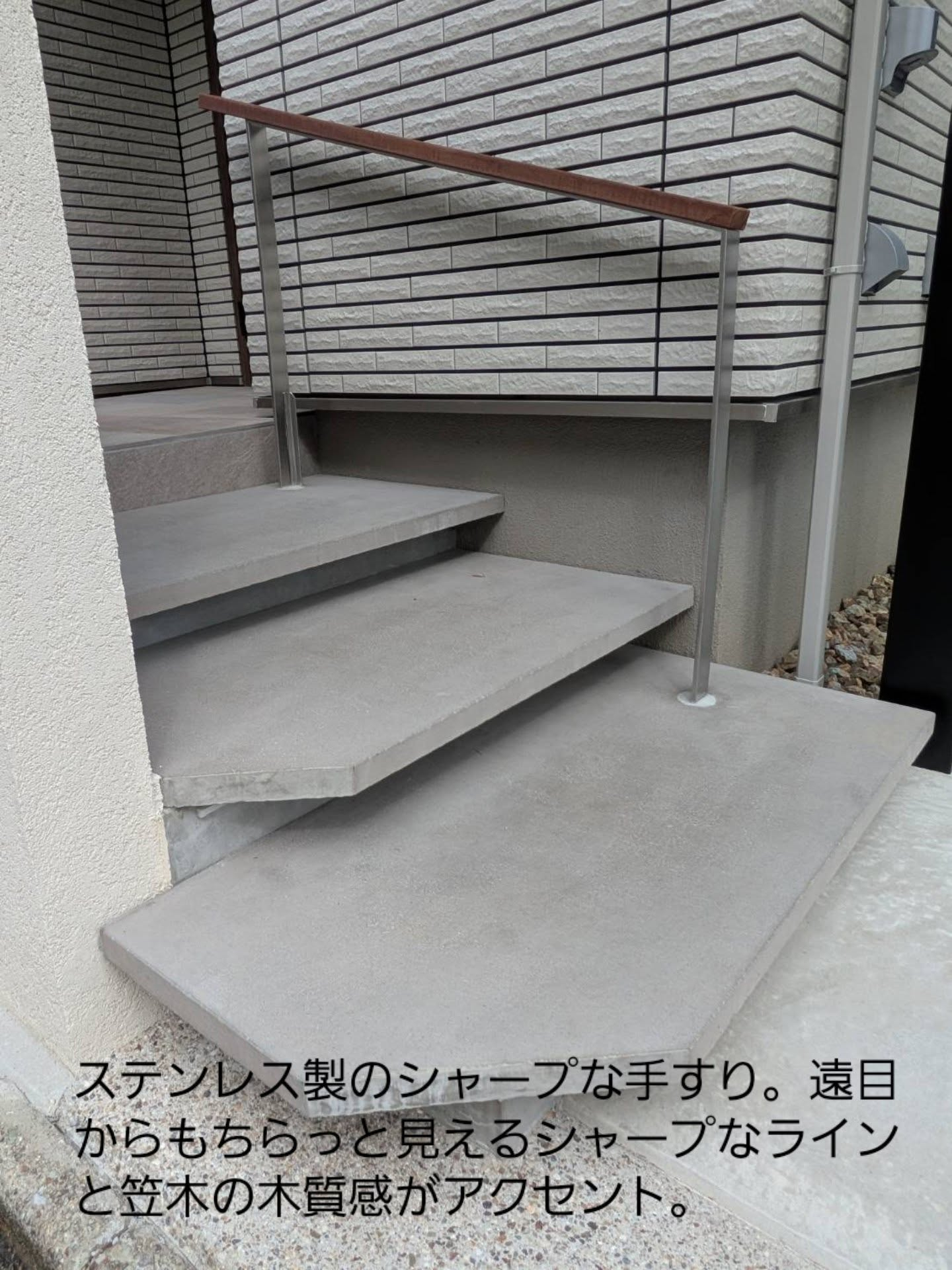 玄関からすぐ道路という状況です。