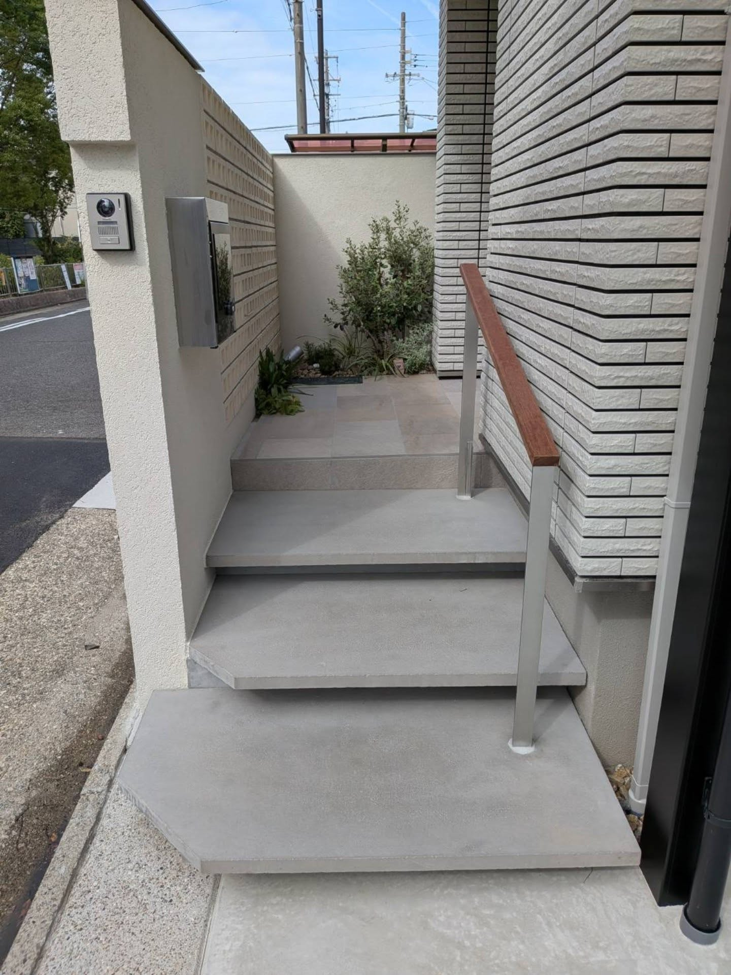 玄関からすぐ道路という状況です。