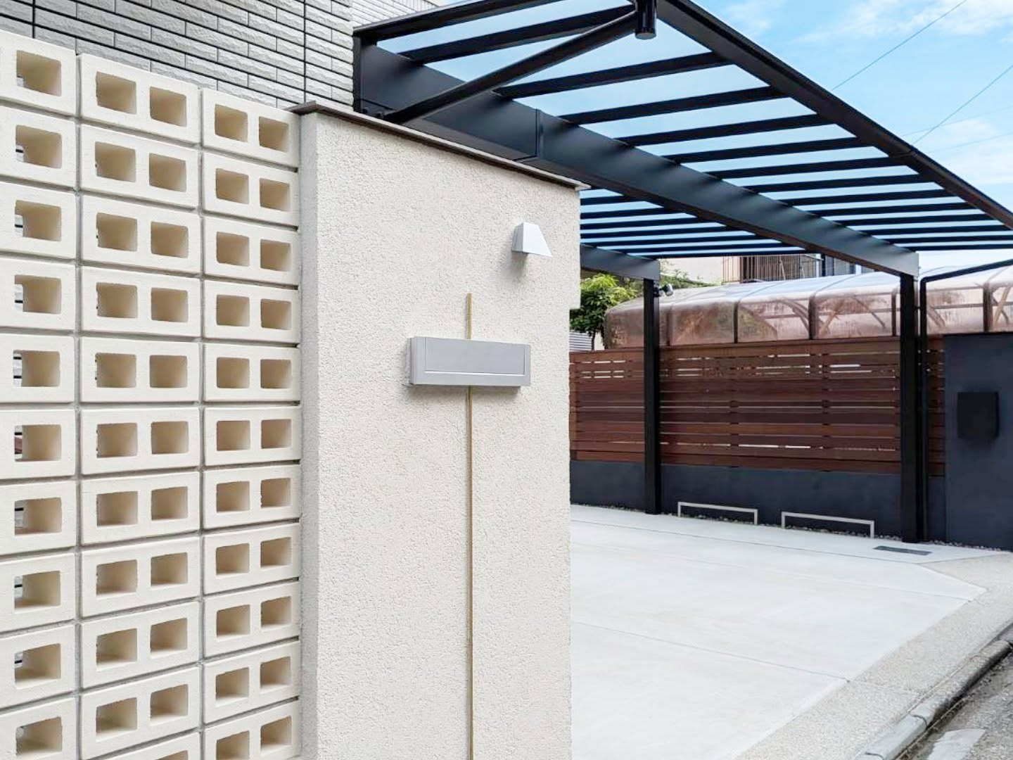 実は先日の投稿は2世帯の外構。