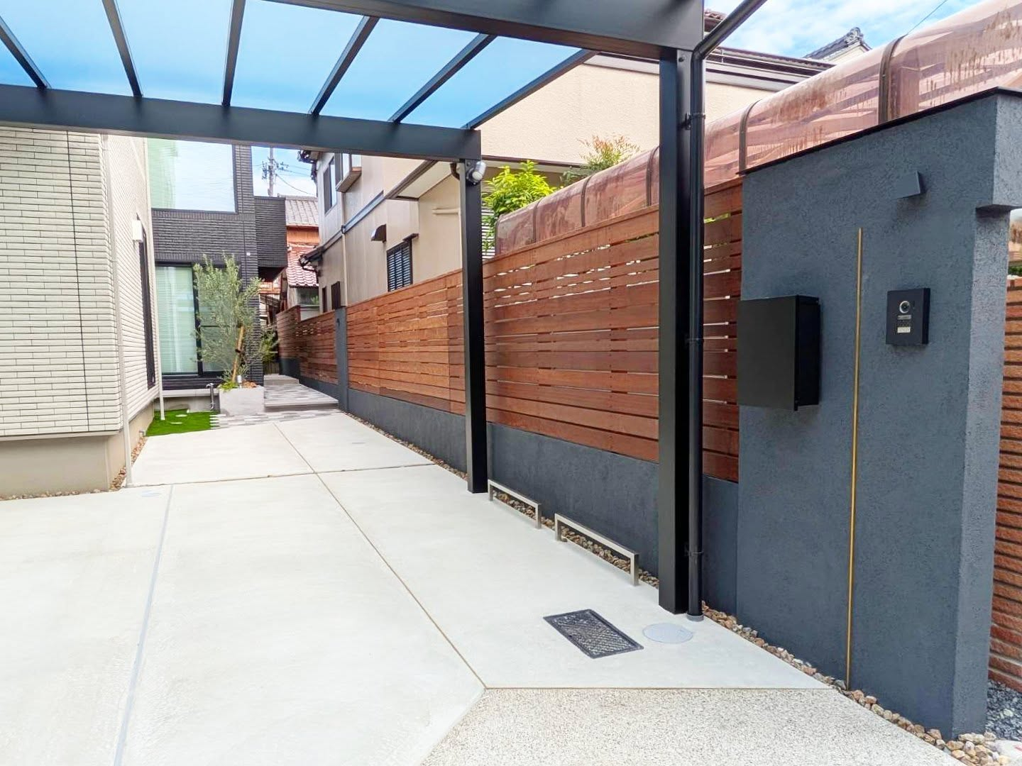 実は先日の投稿は2世帯の外構。