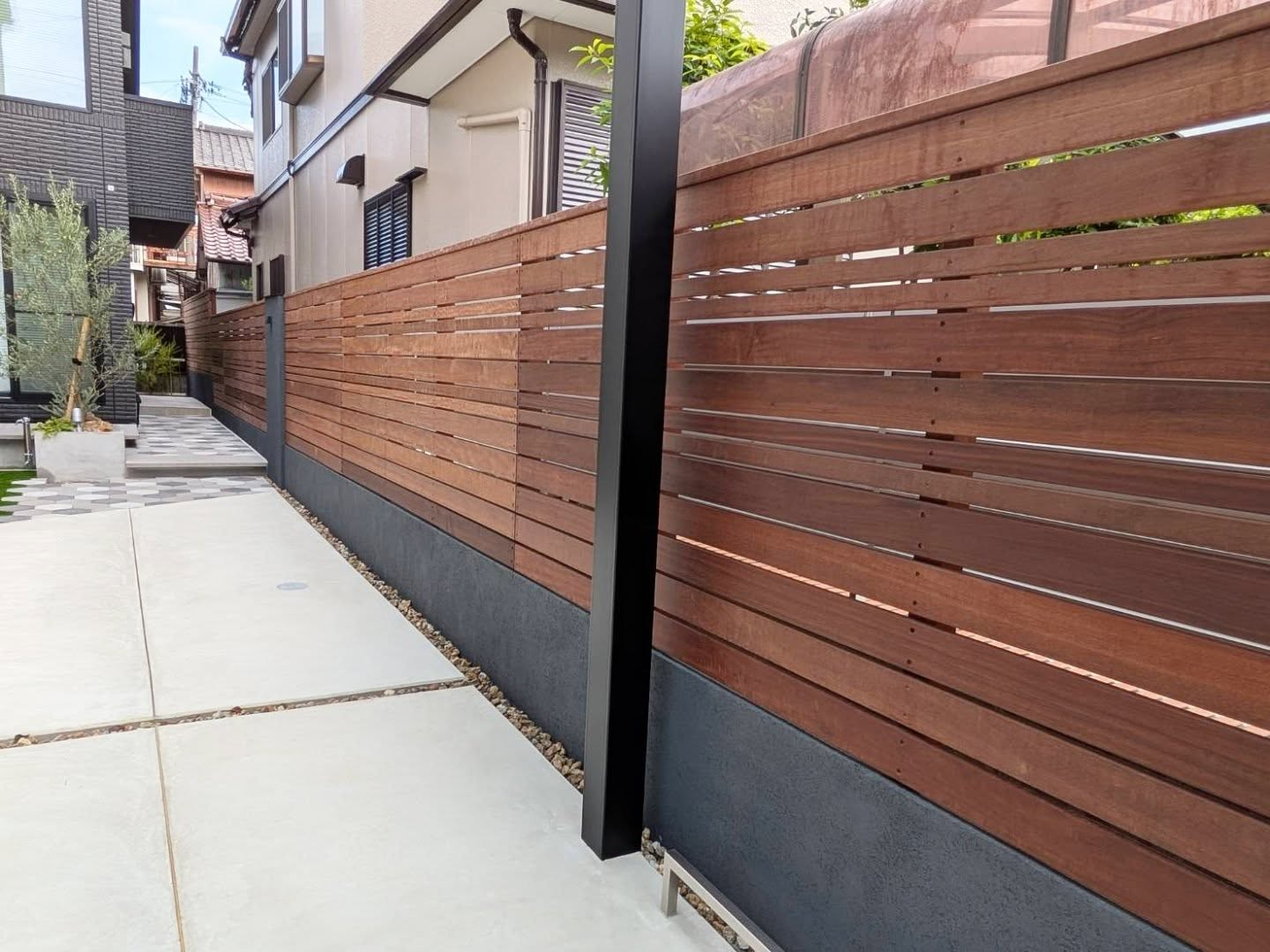 奥行きのある外構。