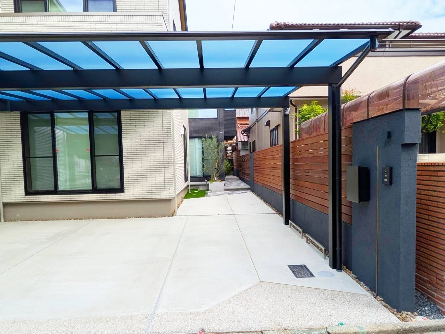 奥行きのある外構。