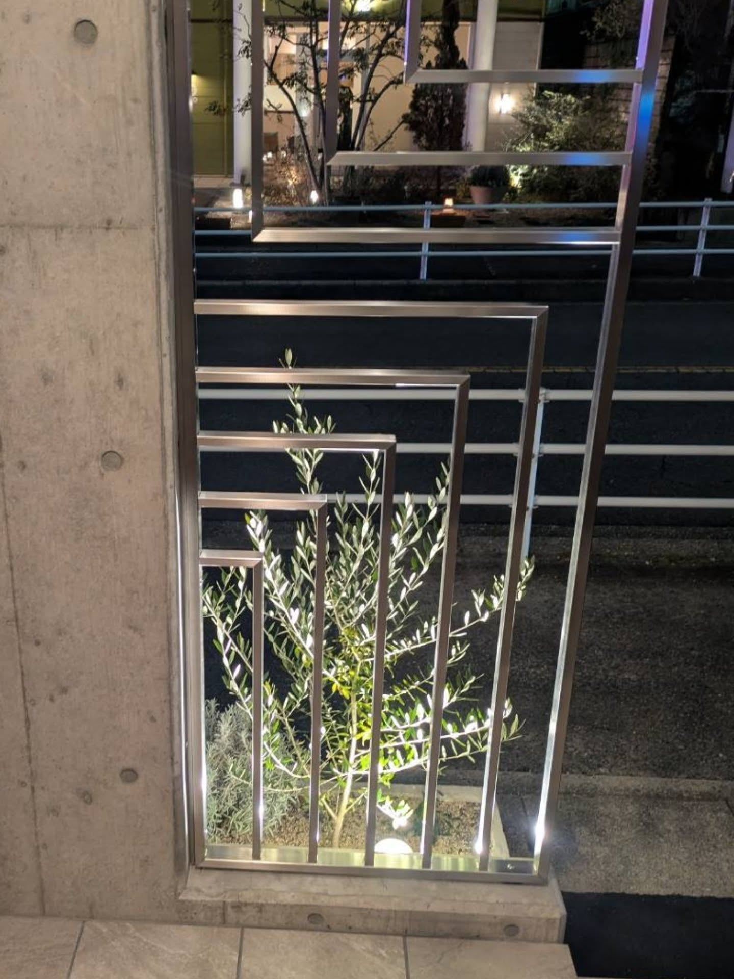 金属と照明とコンクリート。