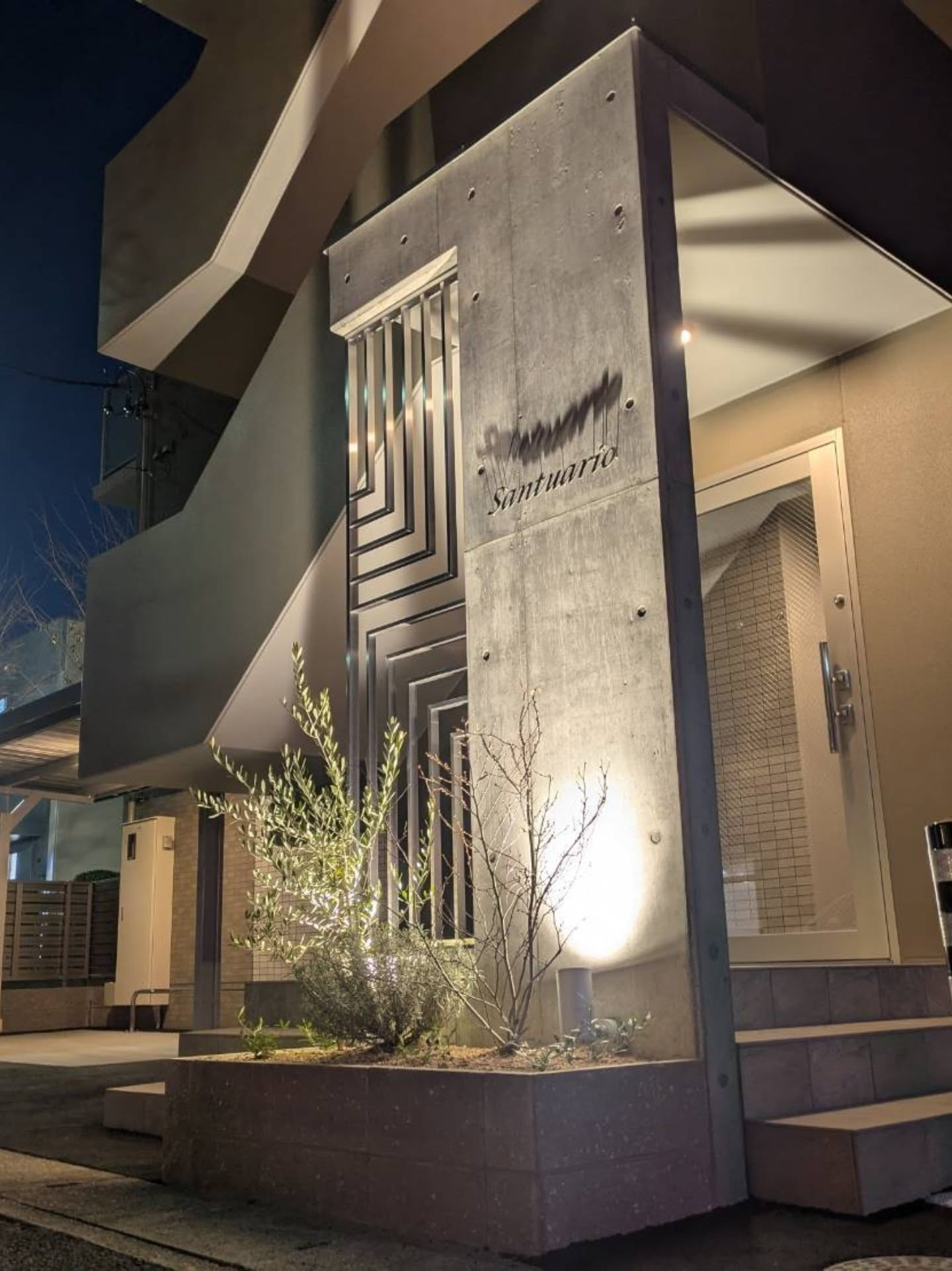 金属と照明とコンクリート。