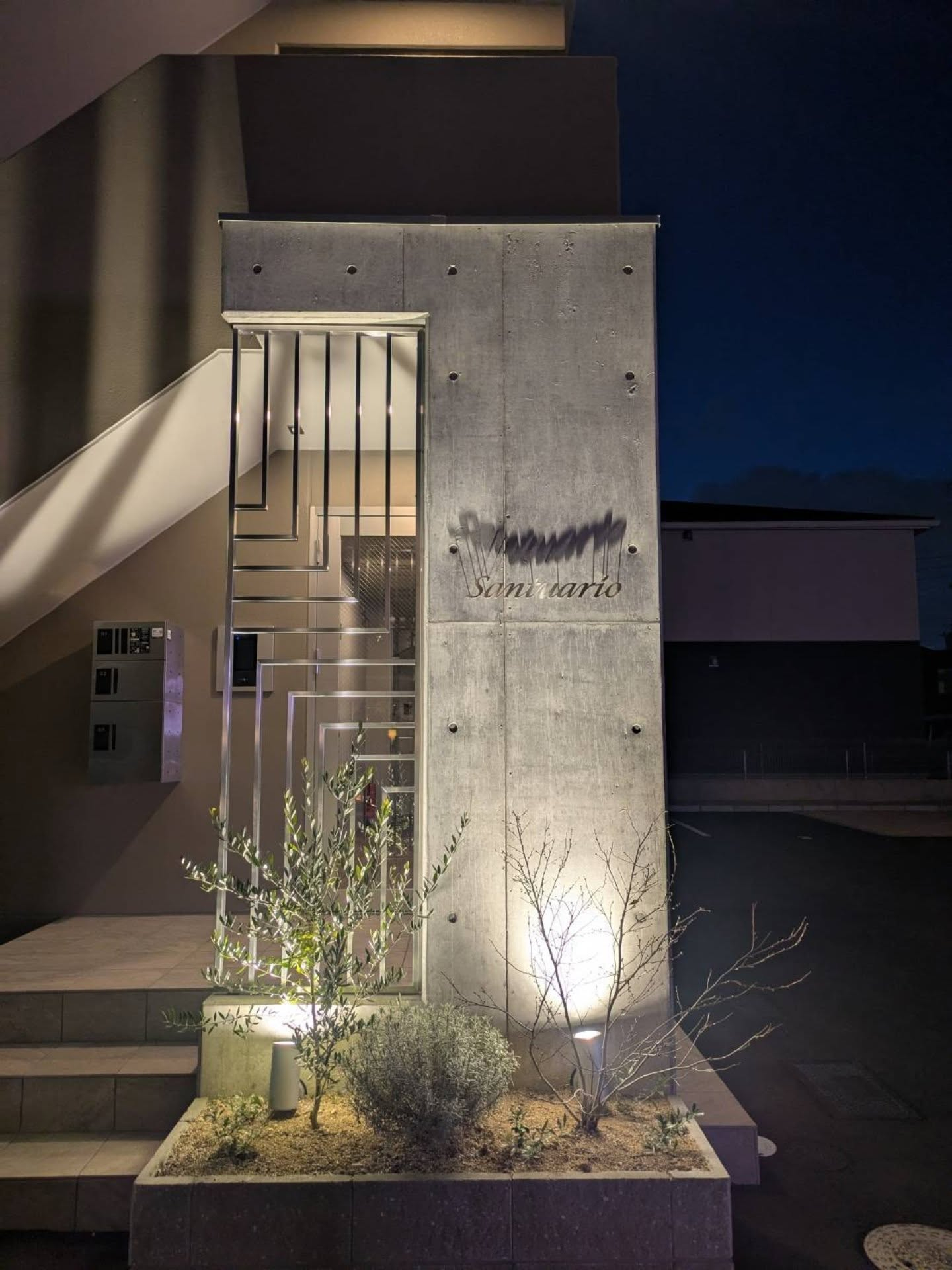 金属と照明とコンクリート。