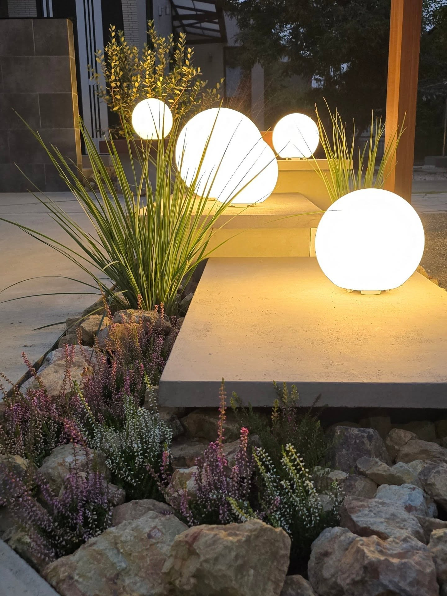 照明の大きさ、高さ、位置をずらして配置しました。