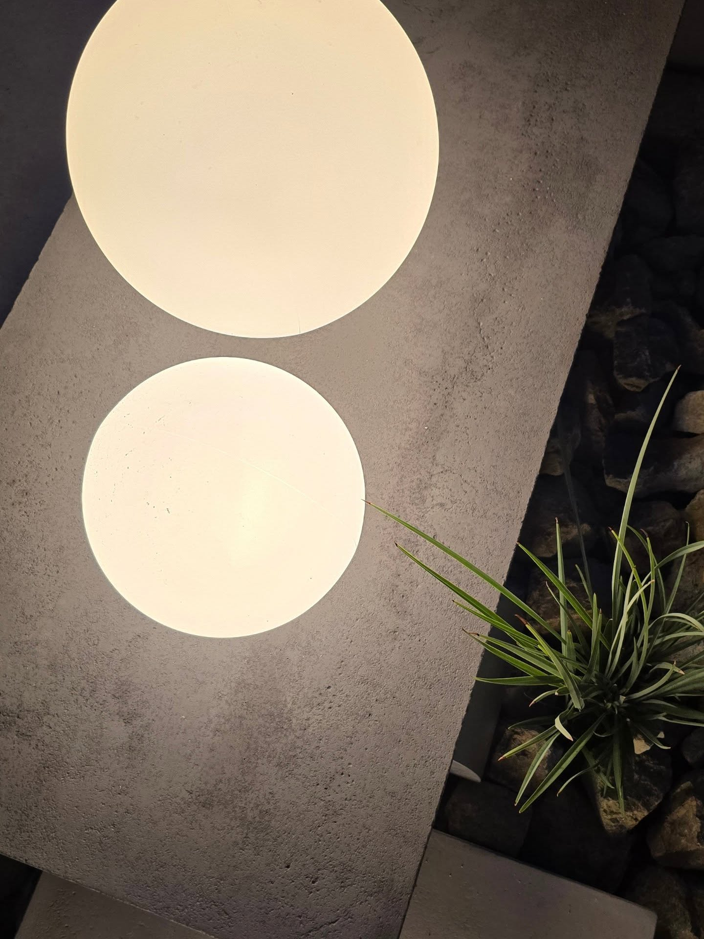 照明の大きさ、高さ、位置をずらして配置しました。