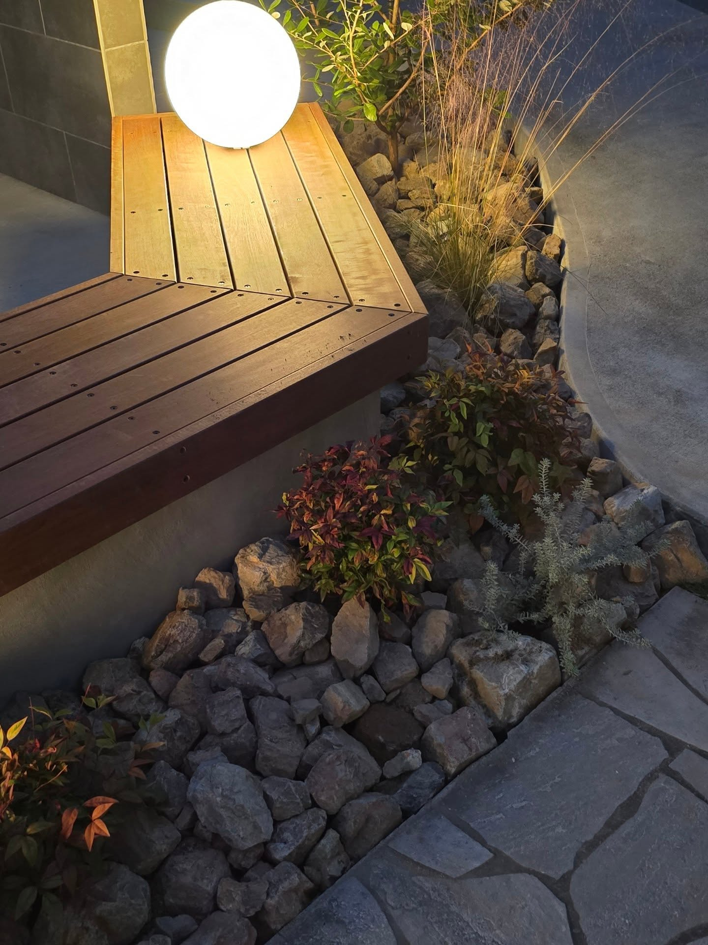 照明の大きさ、高さ、位置をずらして配置しました。