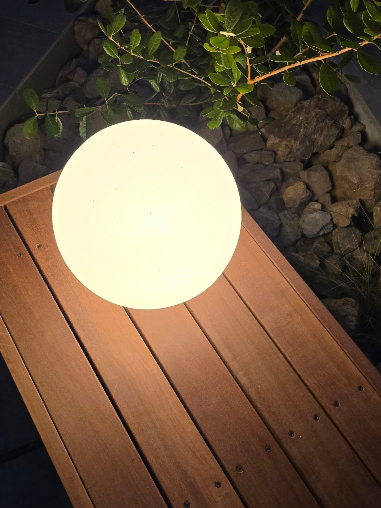 照明の大きさ、高さ、位置をずらして配置しました。