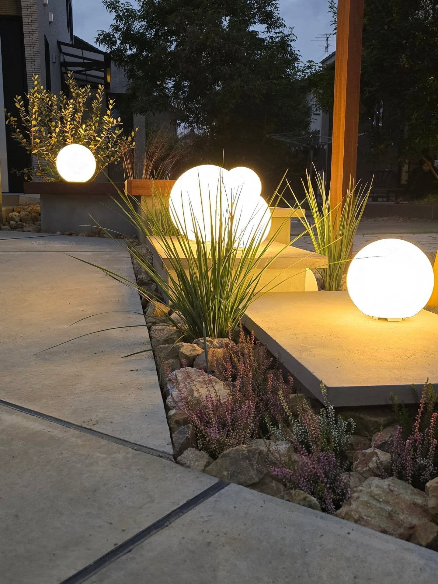 照明の大きさ、高さ、位置をずらして配置しました。