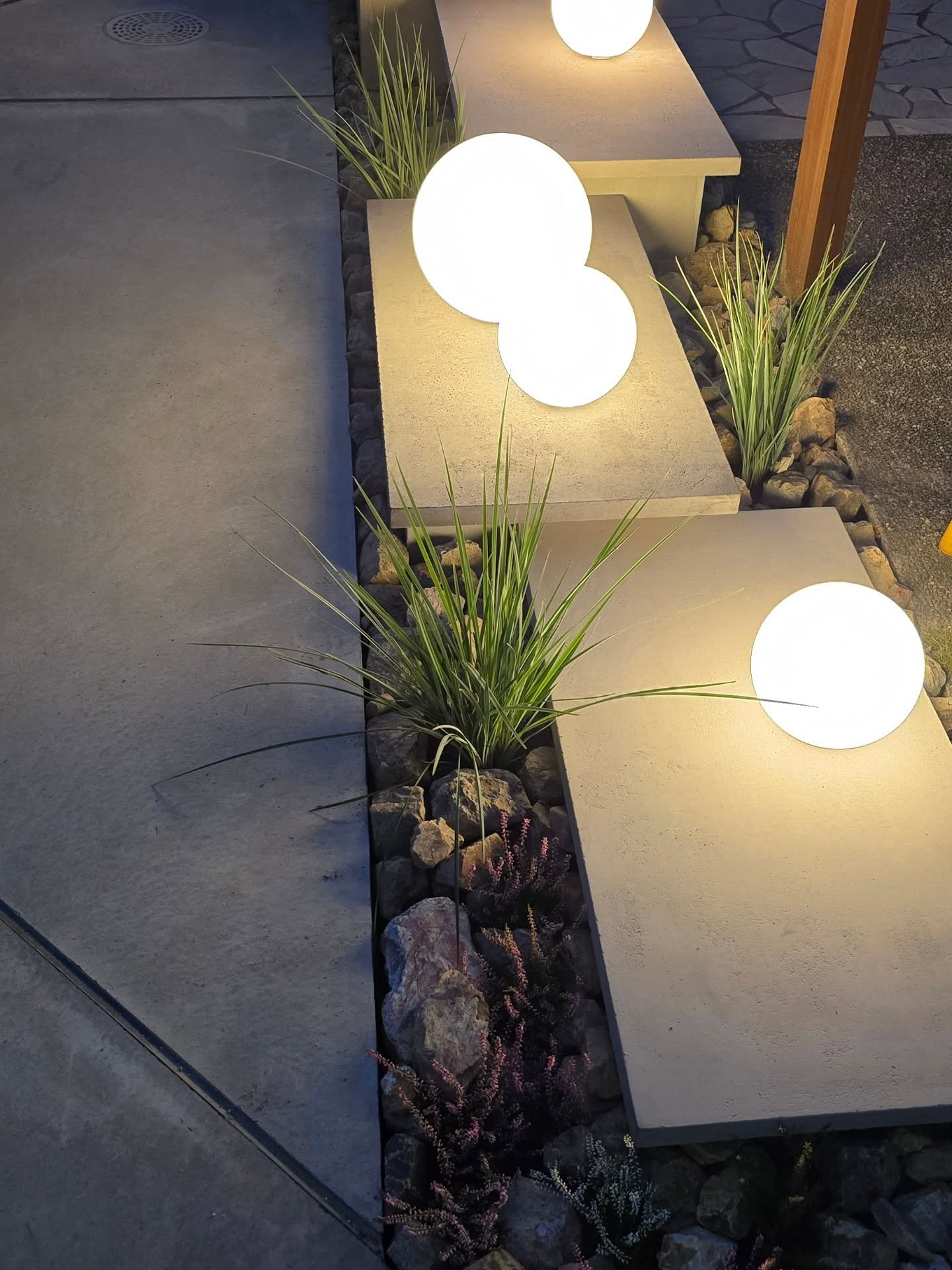 照明の大きさ、高さ、位置をずらして配置しました。