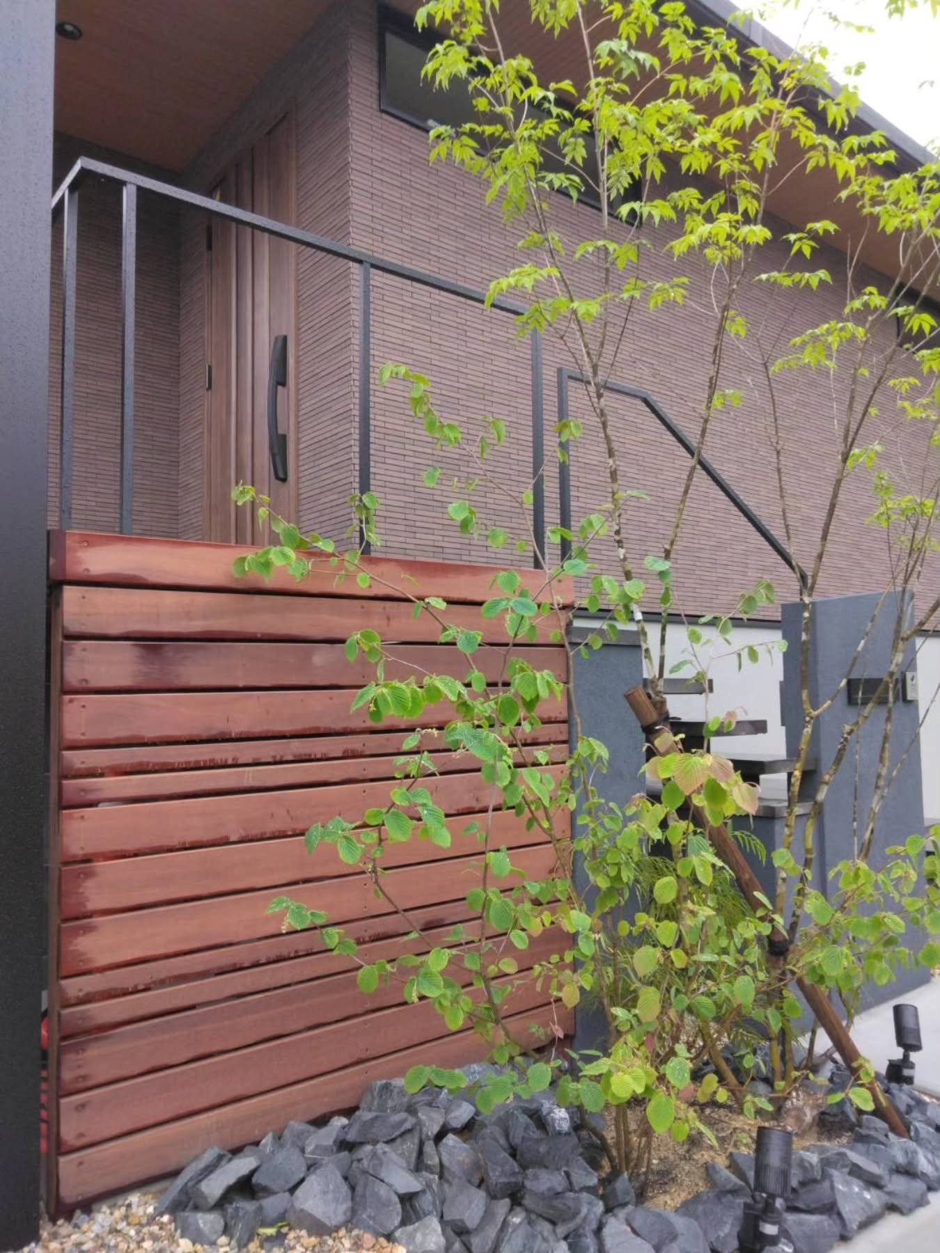 木目の目立たないスッキリした天然素材。