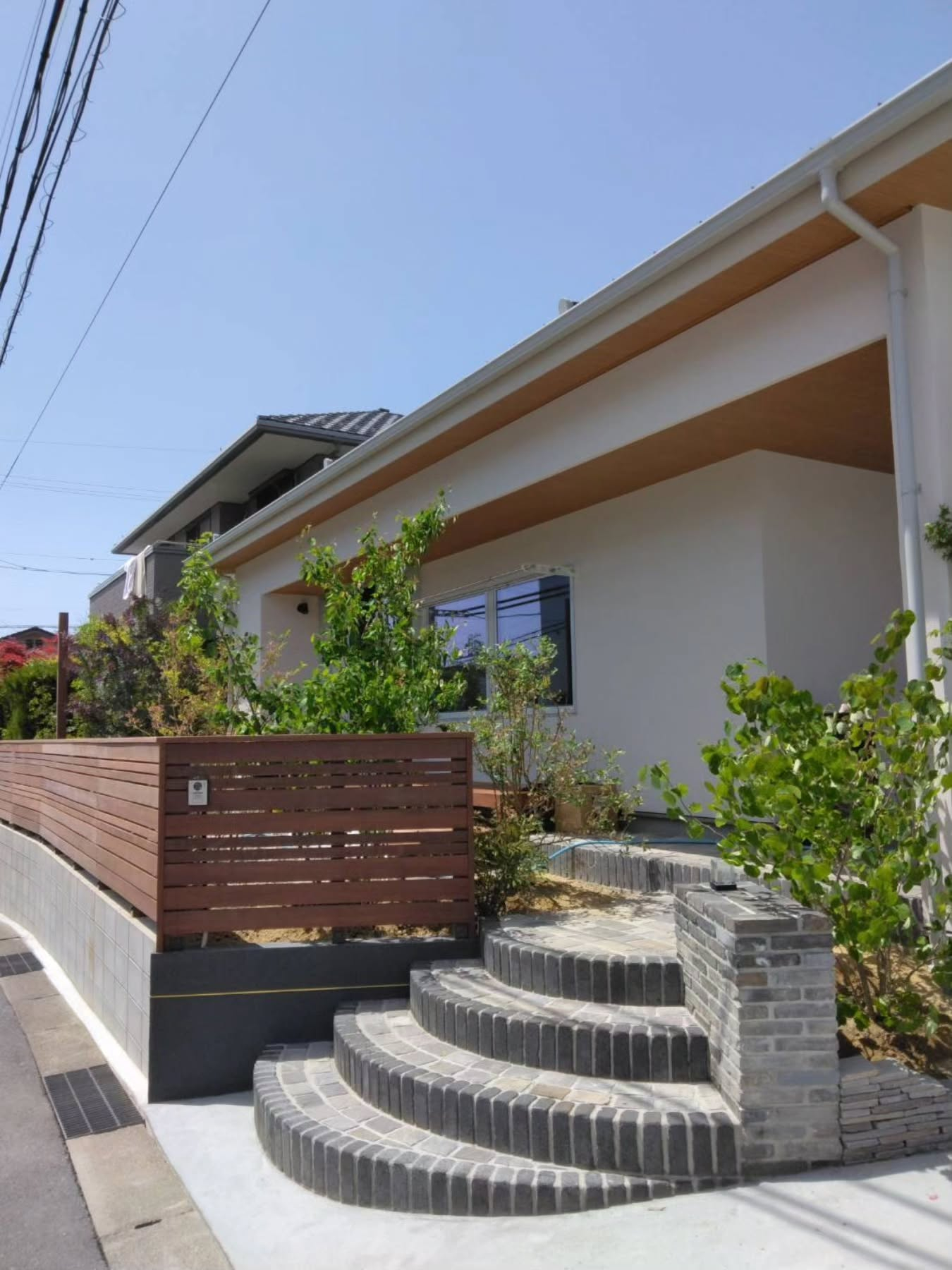 木目の目立たないスッキリした天然素材。