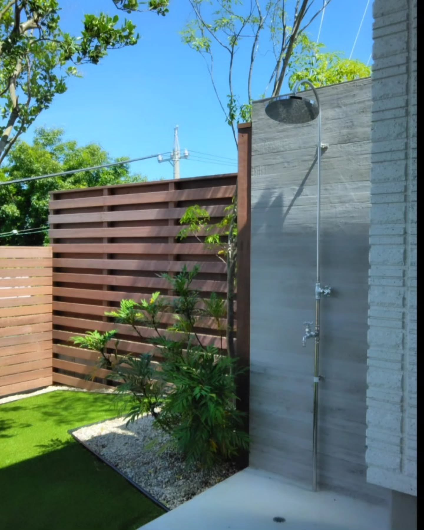 木目の目立たないスッキリした天然素材。