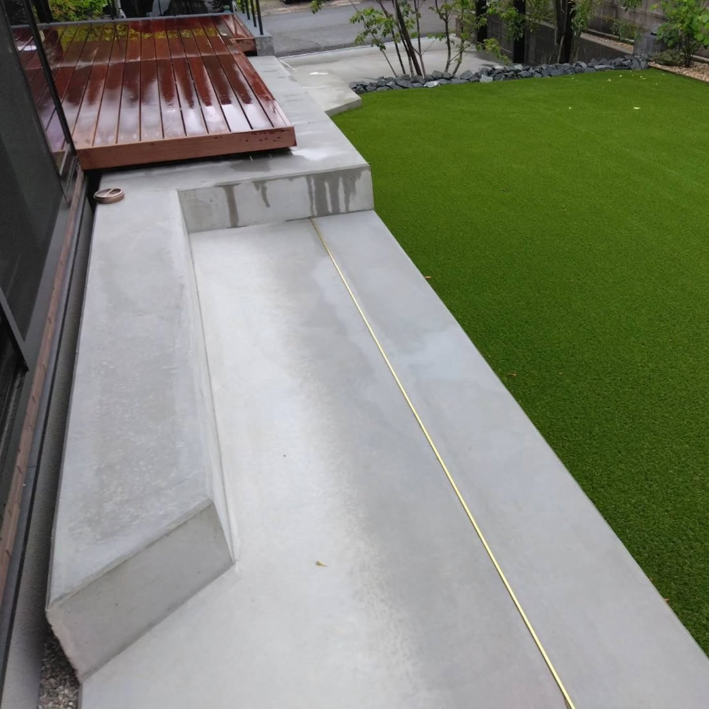 天然素材を床材に組み込む。