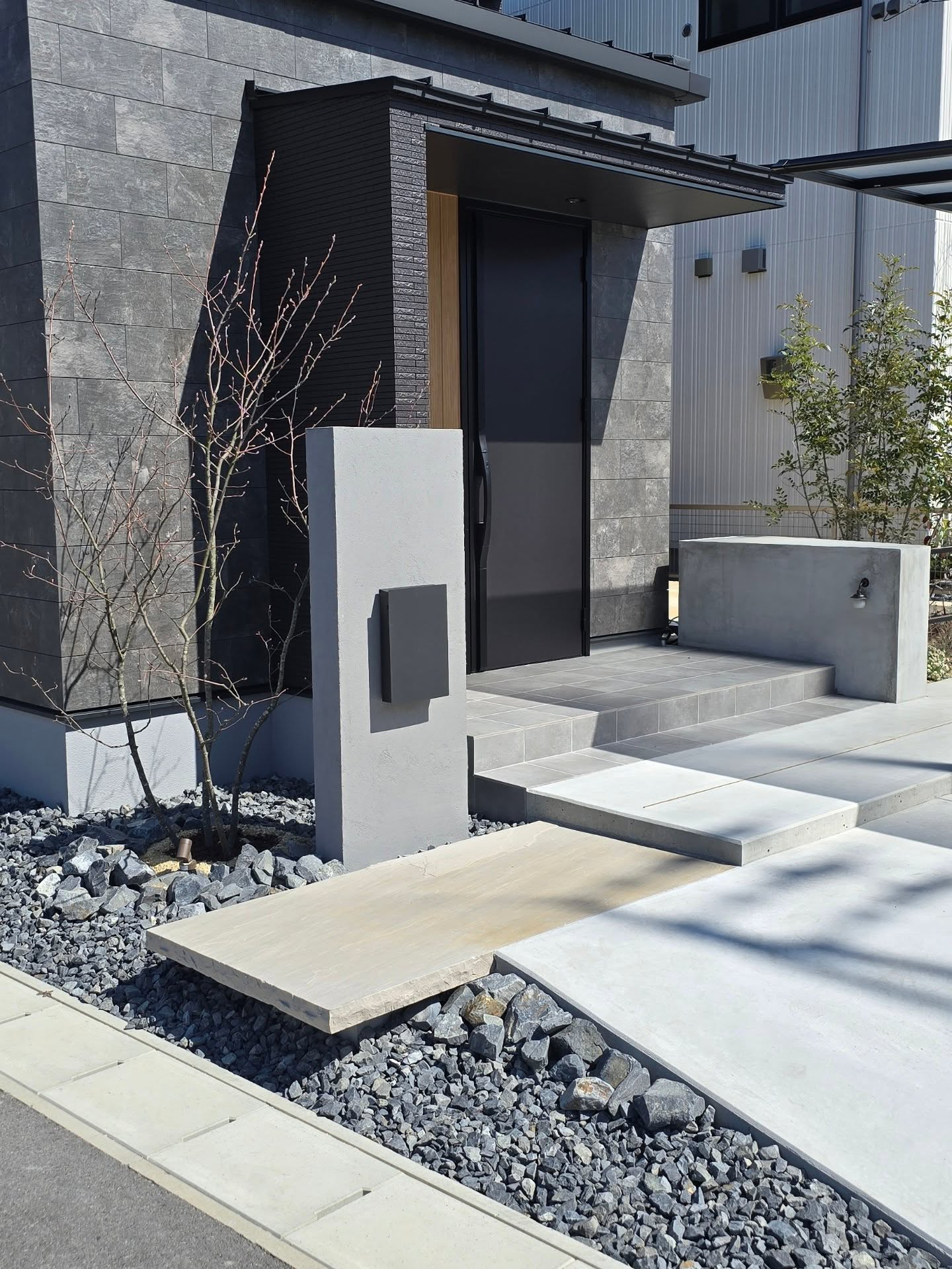 グレー系の落ち着いた外構。