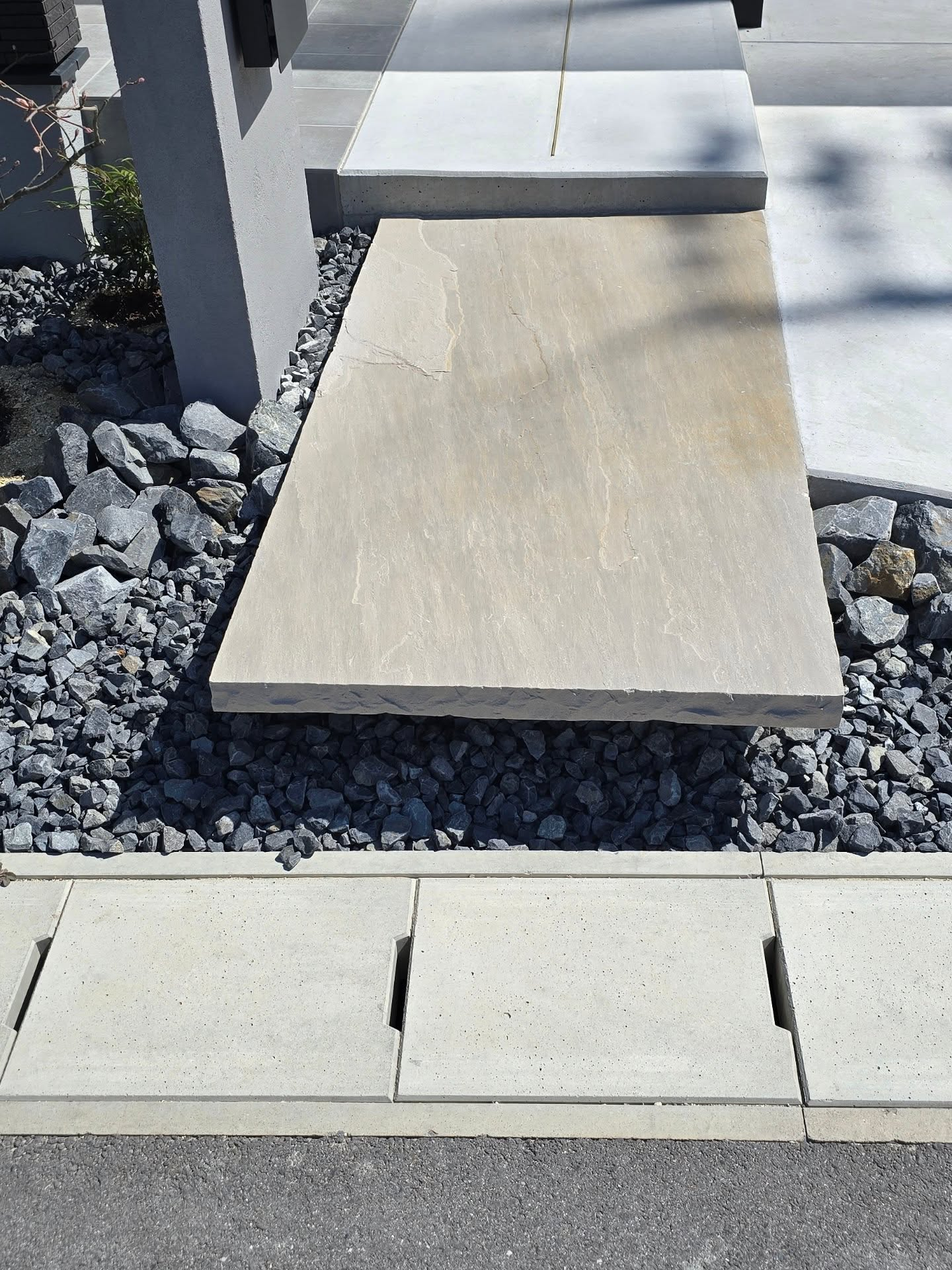 グレー系の落ち着いた外構。