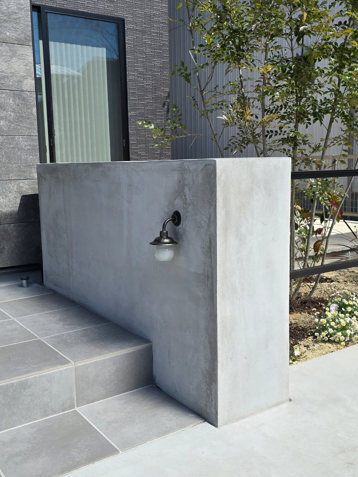 グレー系の落ち着いた外構。