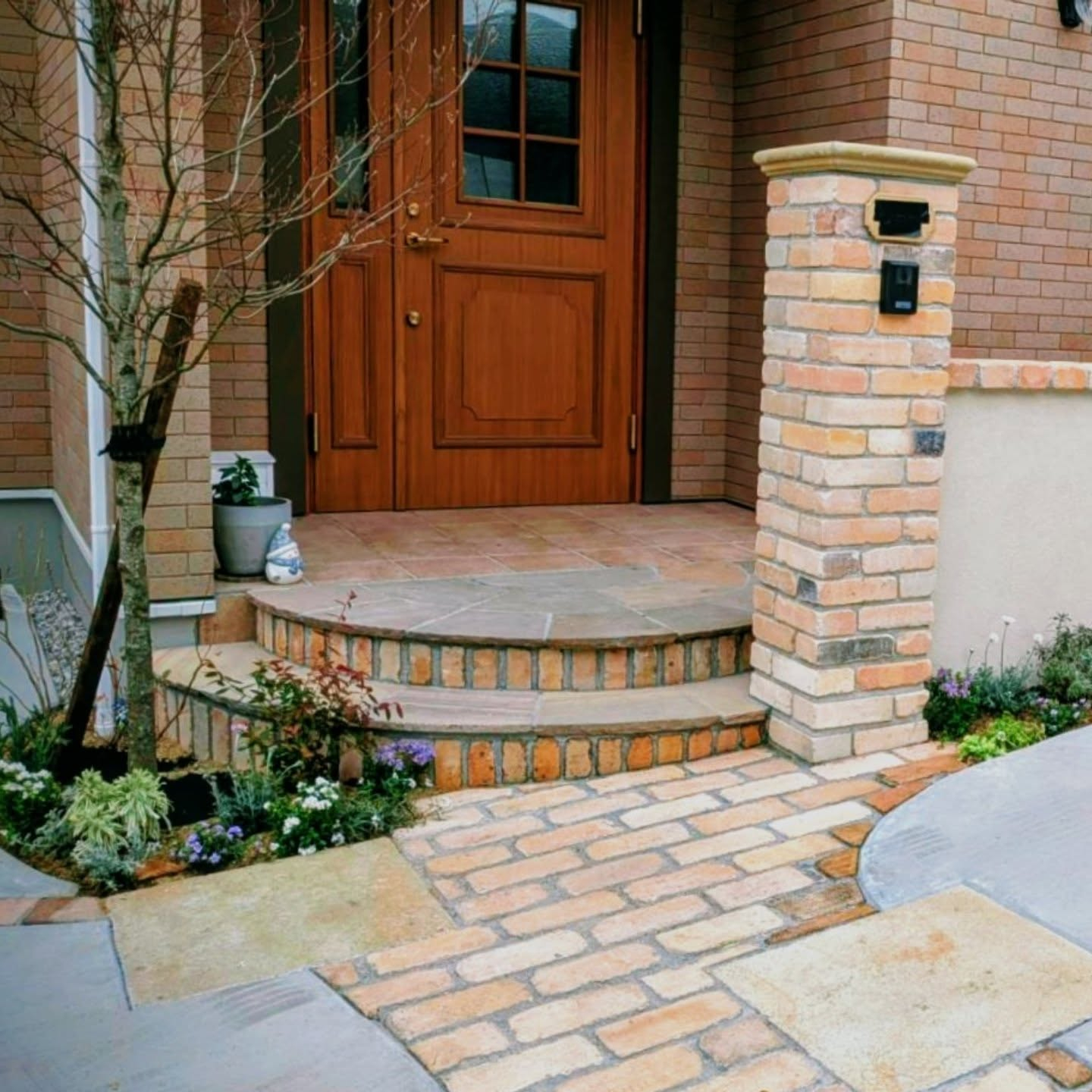 実際は、結構斜めな土地ですが、