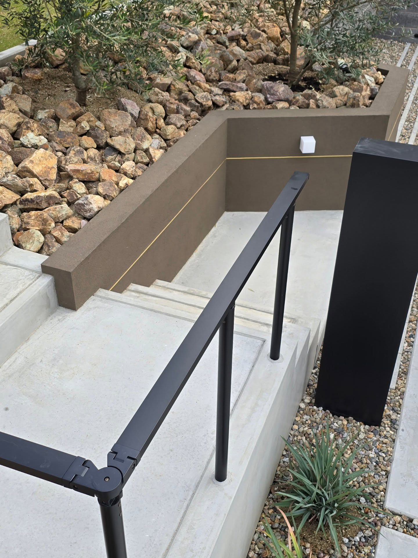 斜面と階段の外構。