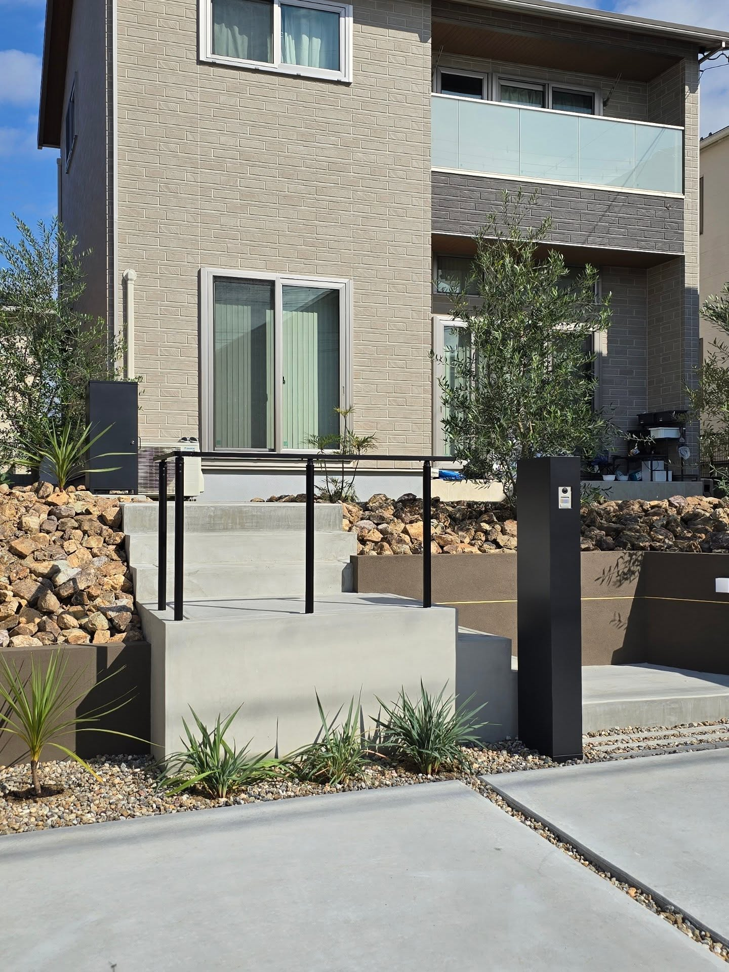 斜面と階段の外構。